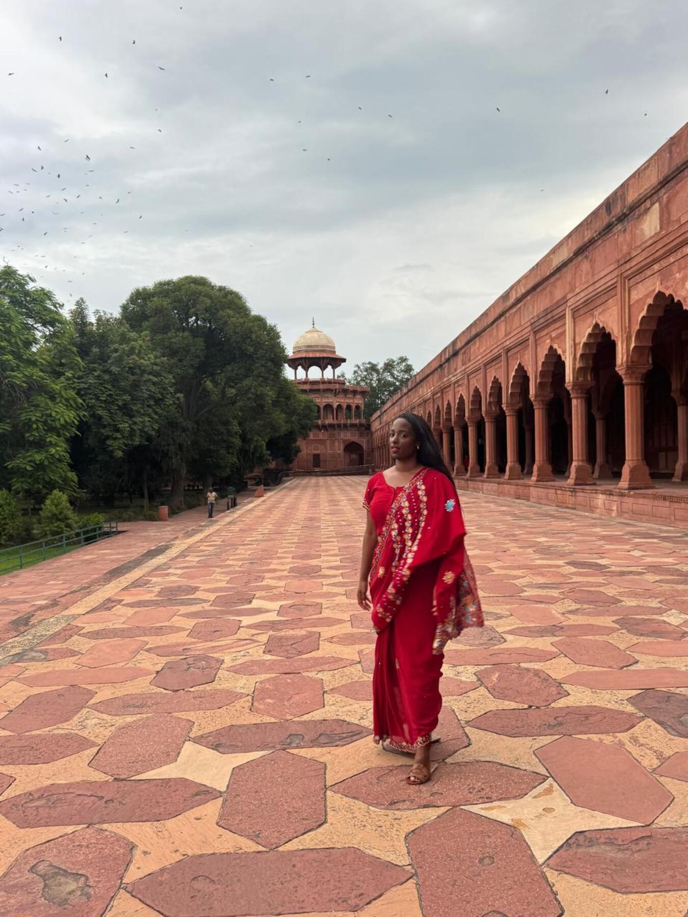 Taj Mahal Guided Tour with Traditional Saree or Kurta Experience