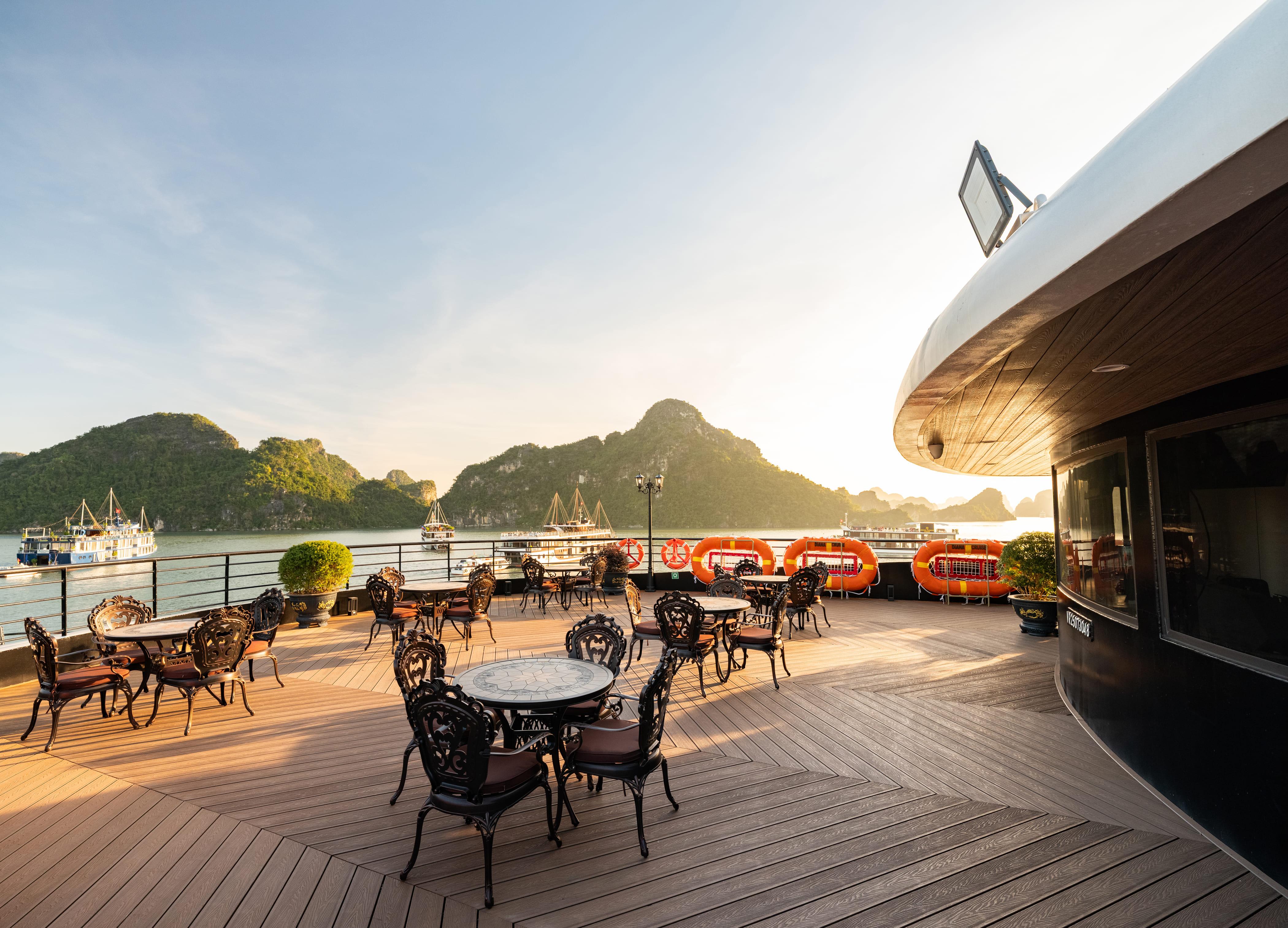 2-Day Lan Ha & Ha Long Bay Luxury Cruise with Free Hanoi Transfer