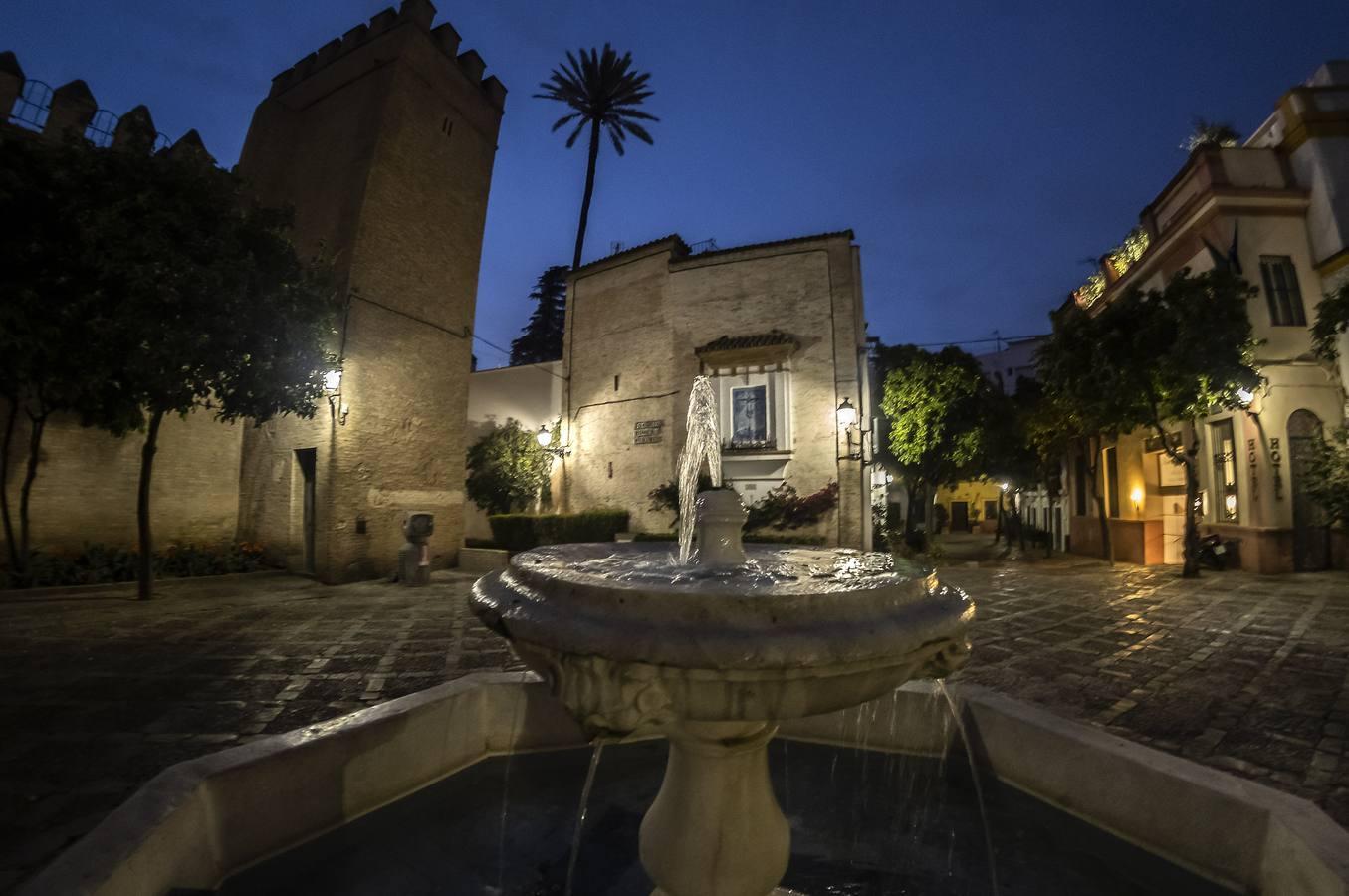 Seville Nocturnal Discovery: Historic Center & Riverside Walk