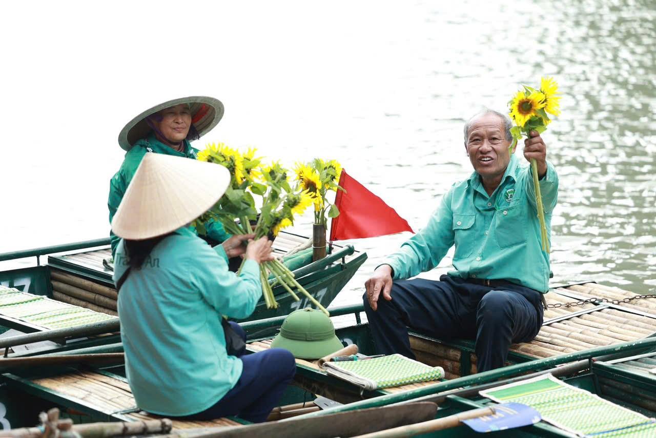 Hanoi to Ninh Binh: Hoa Lu, Trang An & Mua Cave Day Tour
