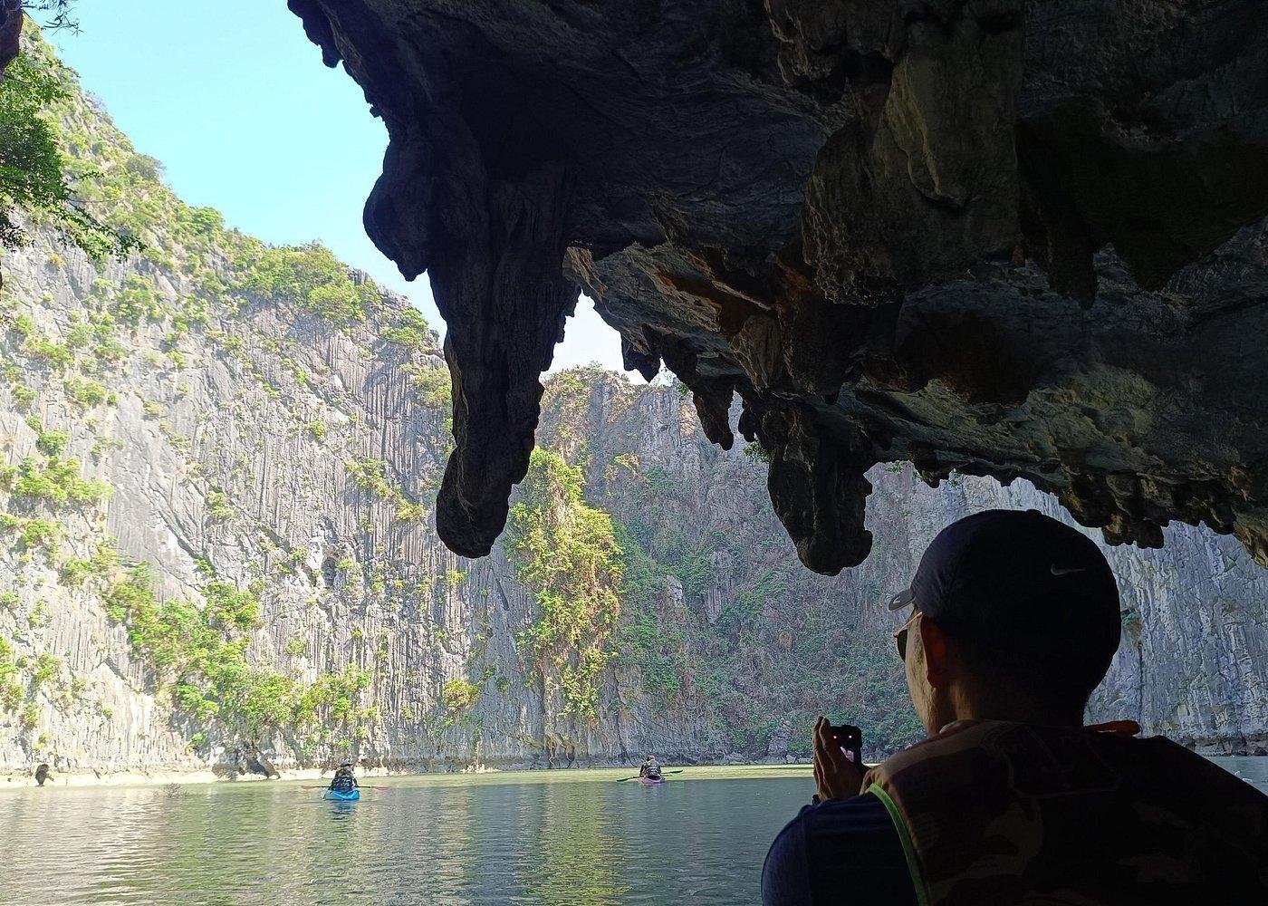 Private Ha Long Bay Luxury Cruise & Cave Tour from Hanoi
