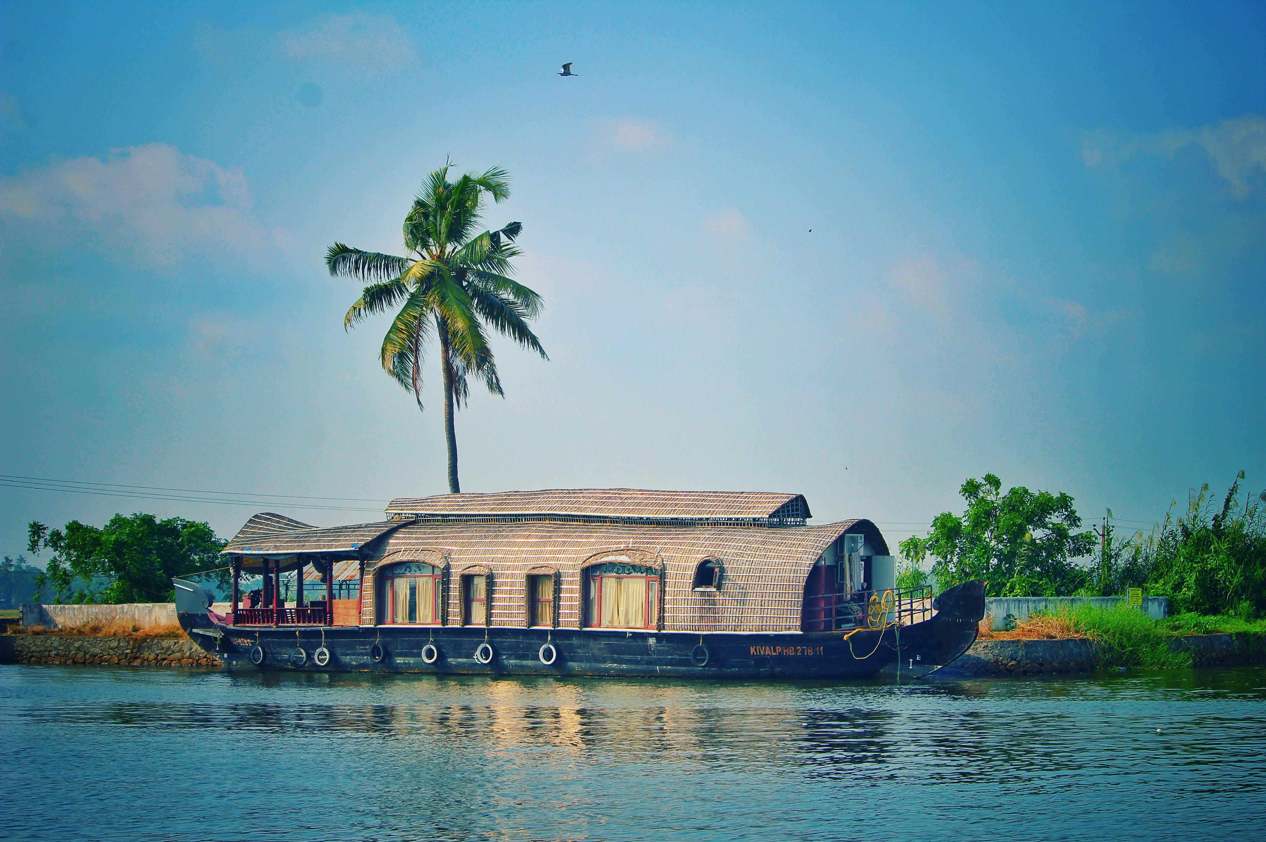 6-Day Kerala Backwaters and Houseboat Private Expedition