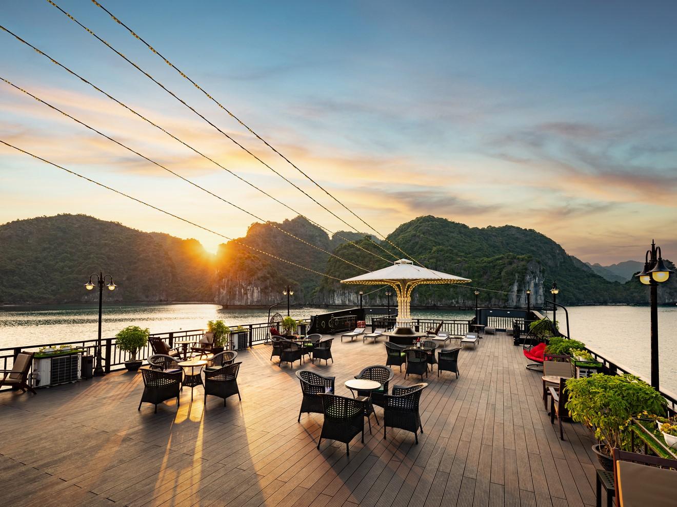Ha Long & Lan Ha Bay 2-Day 5-Star Cruise with Free Transfer