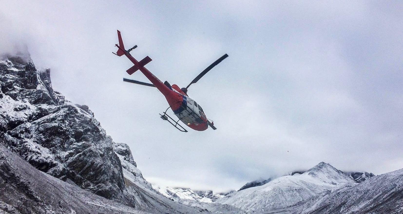 Kathmandu: Everest Helicopter Tour with Landing & Breakfast