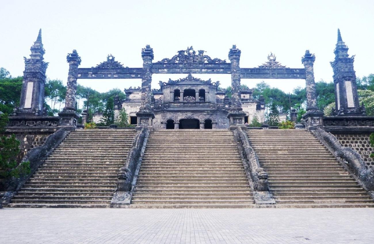 Hue: Private Dragon Boat, Pagoda, and Imperial Tombs Expedition