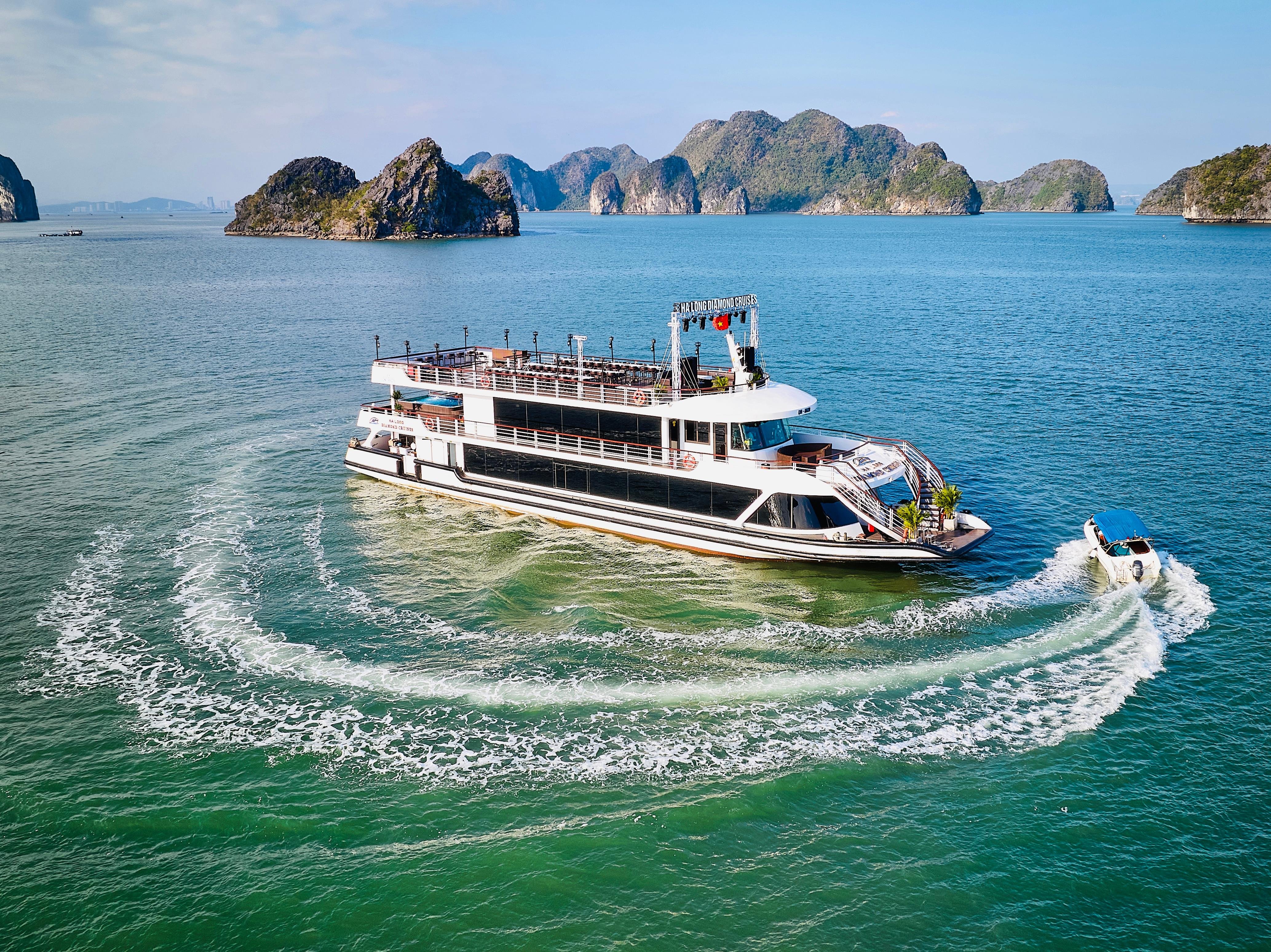 Ha Long Bay Full-Day Luxury Cruise from Hanoi