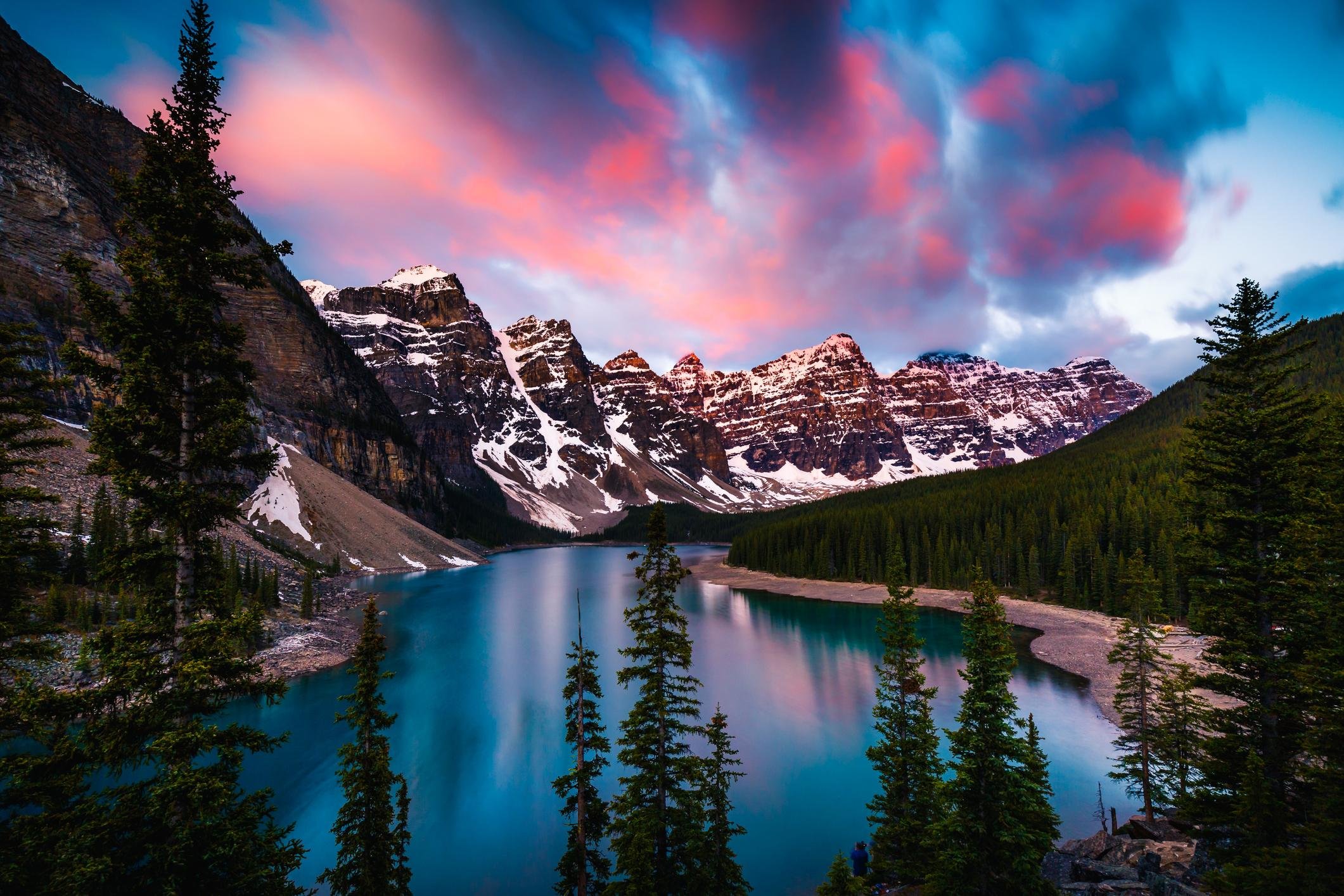 Moraine Lake Sunrise & Lake Louise Tour from Banff