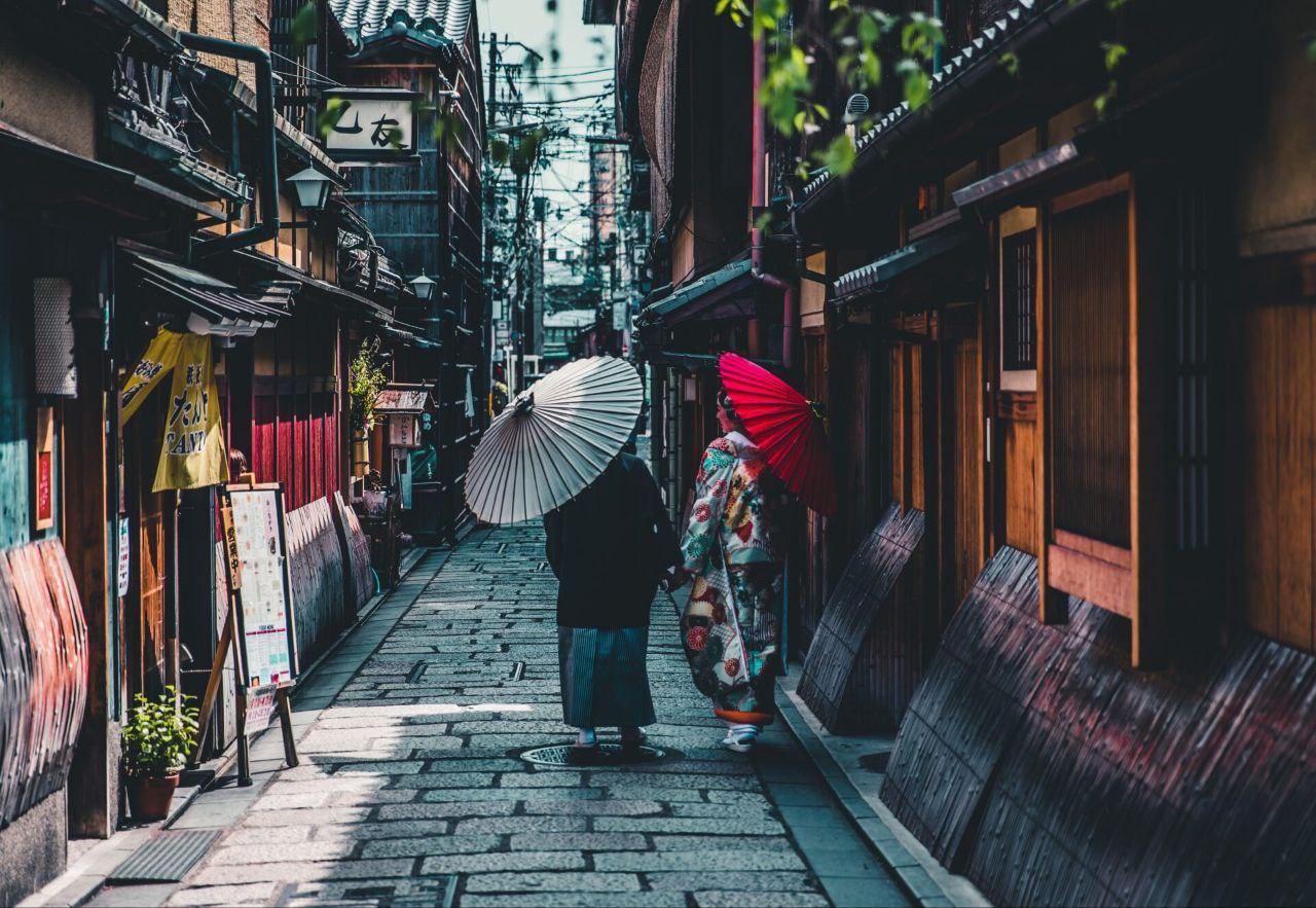 Shinjuku Evening Walk: Hidden Alleys & Neon Districts