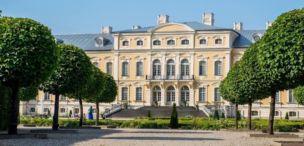 Private Baltic Day Trip: Riga to Vilnius or Vilnius to Riga