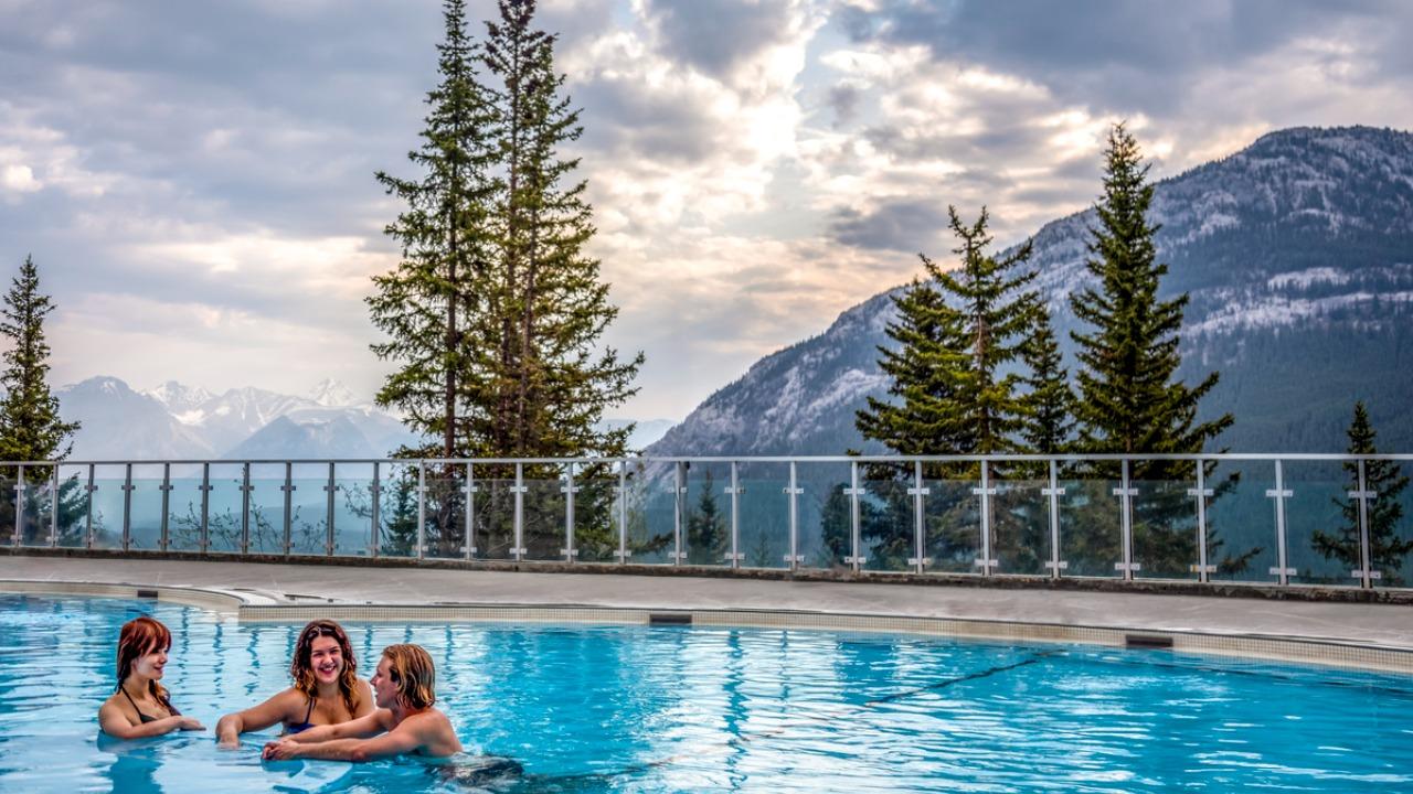 Banff: Hot Springs, Bow Falls and Three Lakes Tour