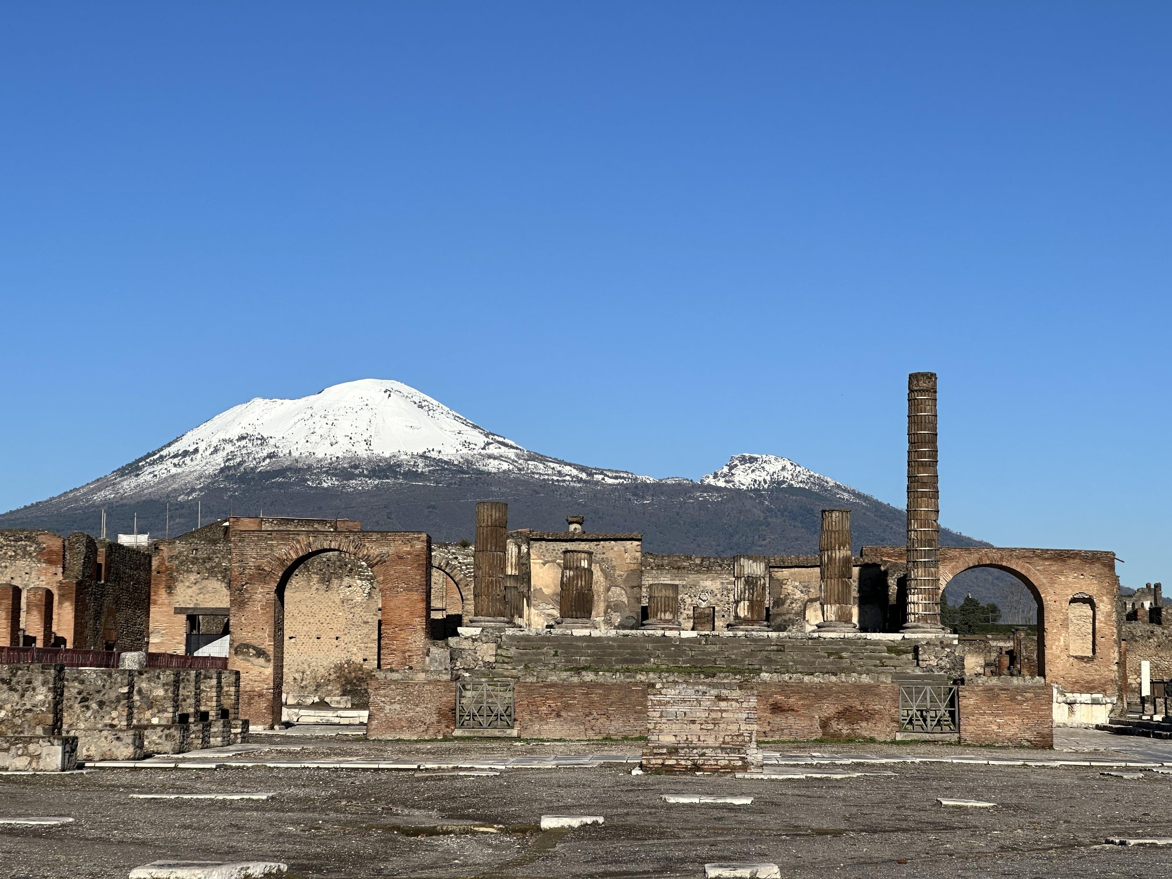Pompeii: Exclusive Tour with Archaeologist and Entry Tickets