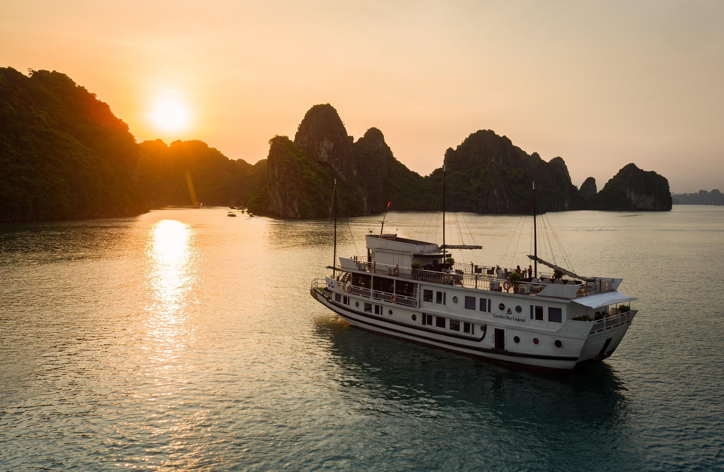 Ha Long & Bai Tu Long Bay 2-Day Overnight Cruise from Hanoi