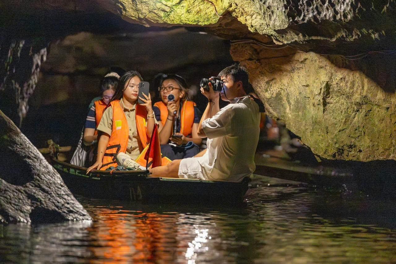 Hanoi to Ninh Binh: Hoa Lu, Trang An & Mua Cave Day Tour