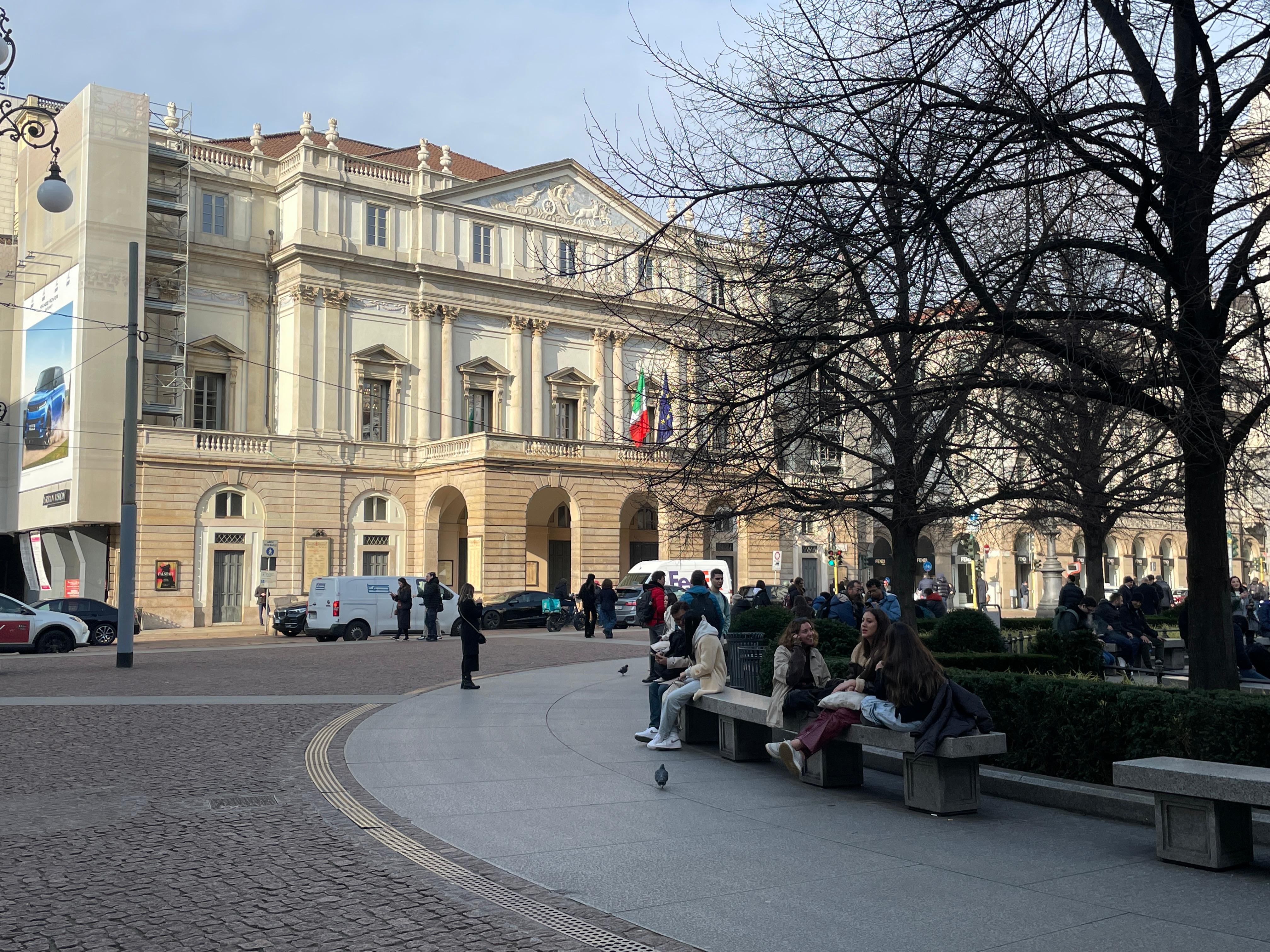 Milan History & Street Food Walk with Wine