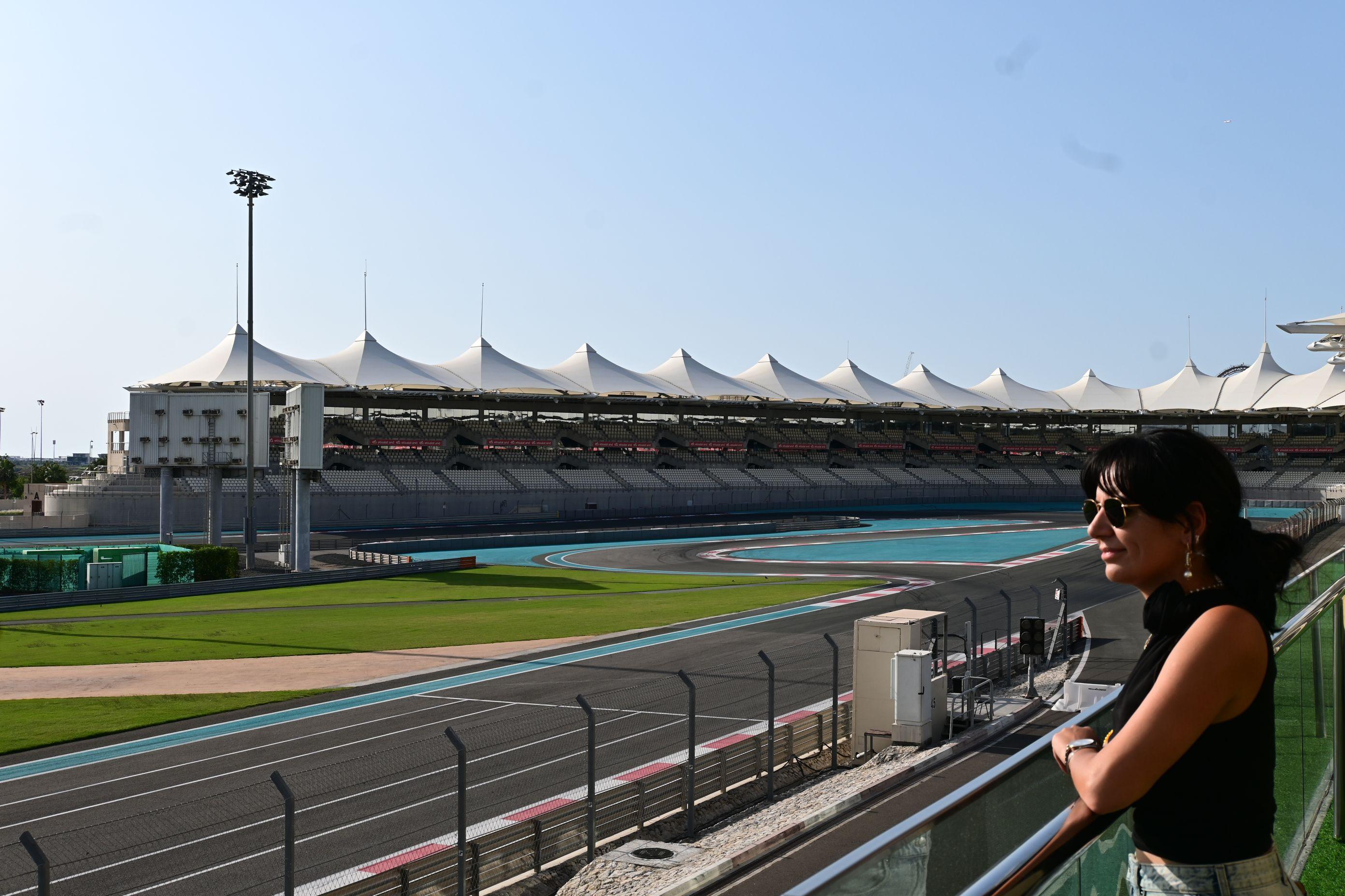 Abu Dhabi Day Trip from Dubai with Warner Bros. World Ticket
