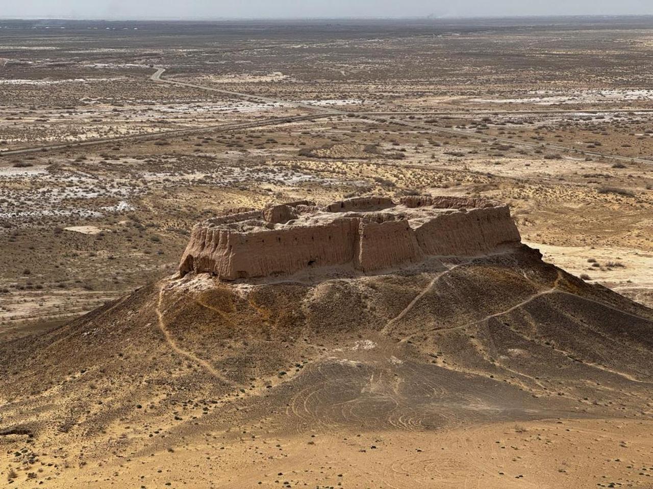 Traslado de Nukus a Jiva con fortalezas del desierto