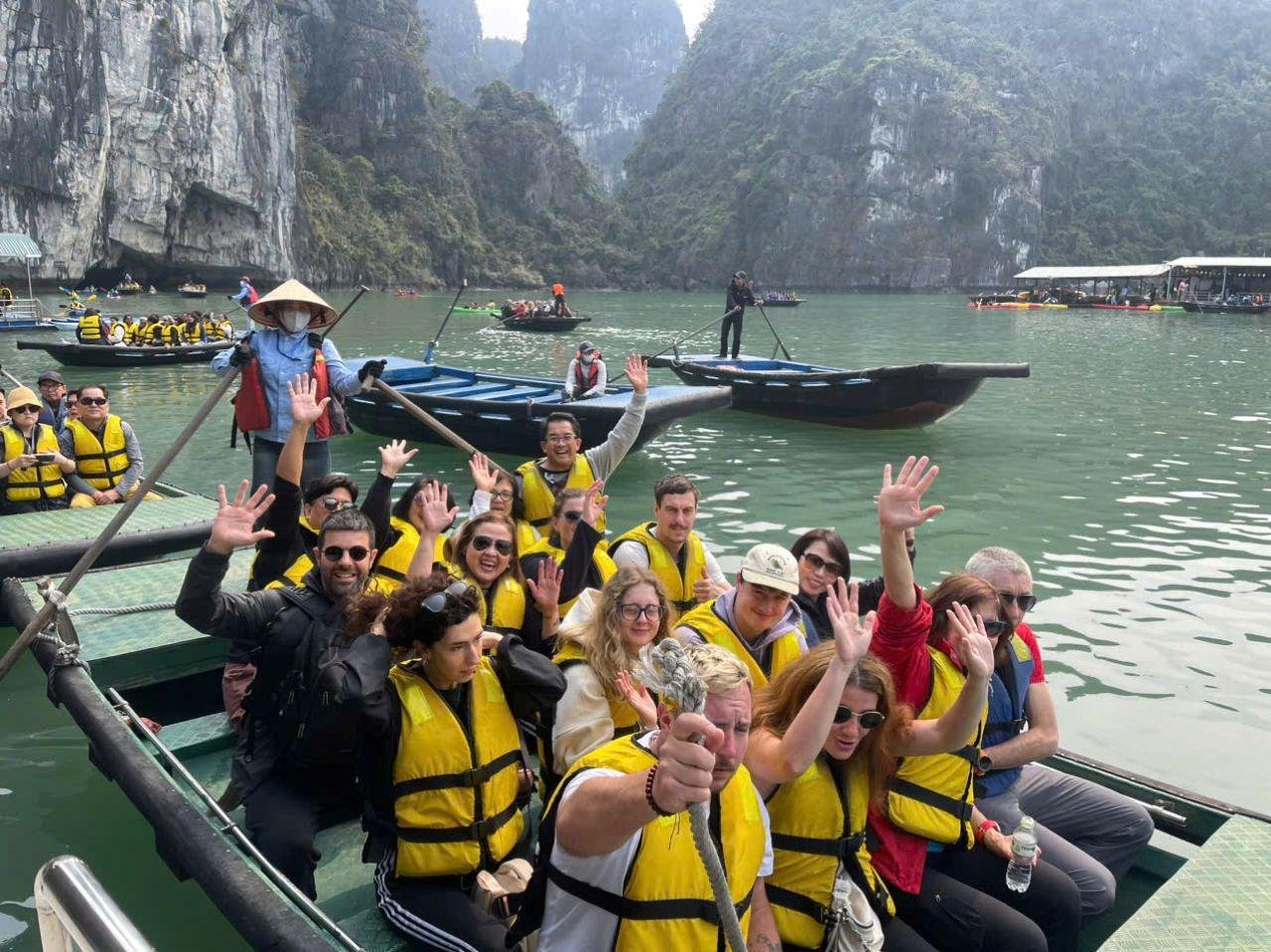 Ha Long Bay Day Trip from Hanoi: Luxury or Standard Cruise with Lunch