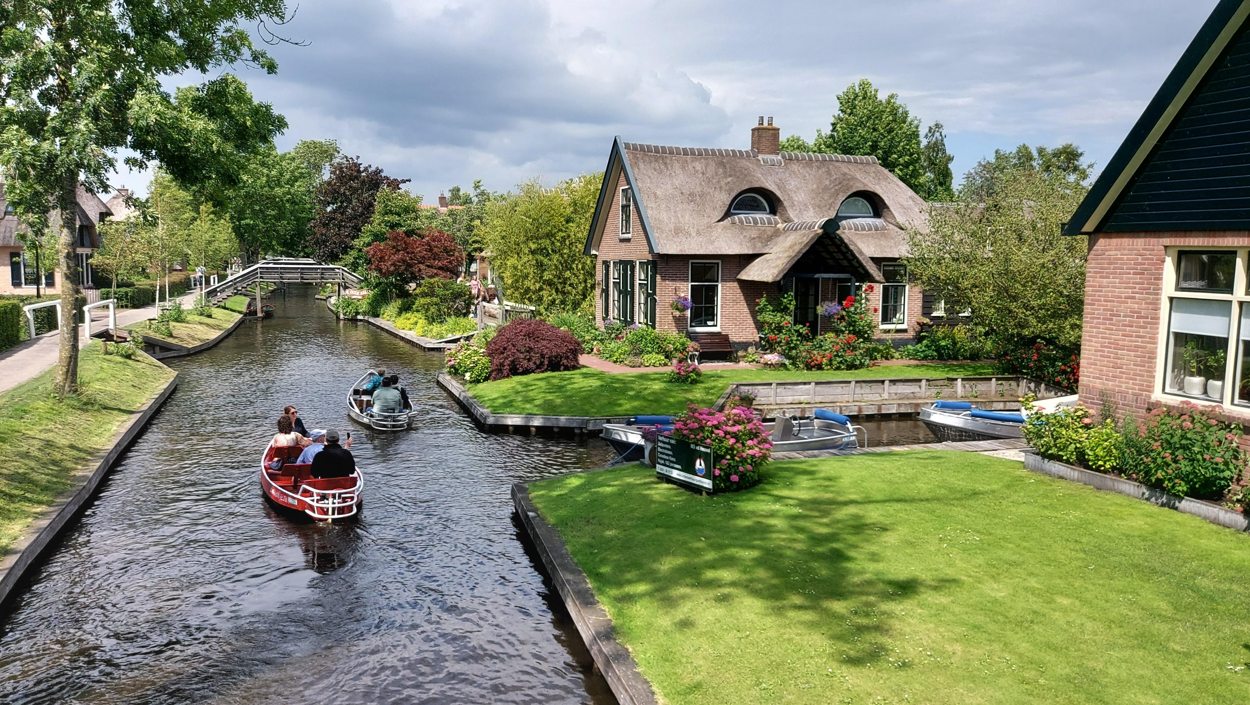 Giethoorn Small-Group Tour with Canal Boat Ride