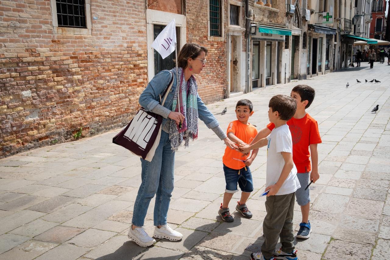 Family Ghost Hunt Through Venice's Hidden Alleys