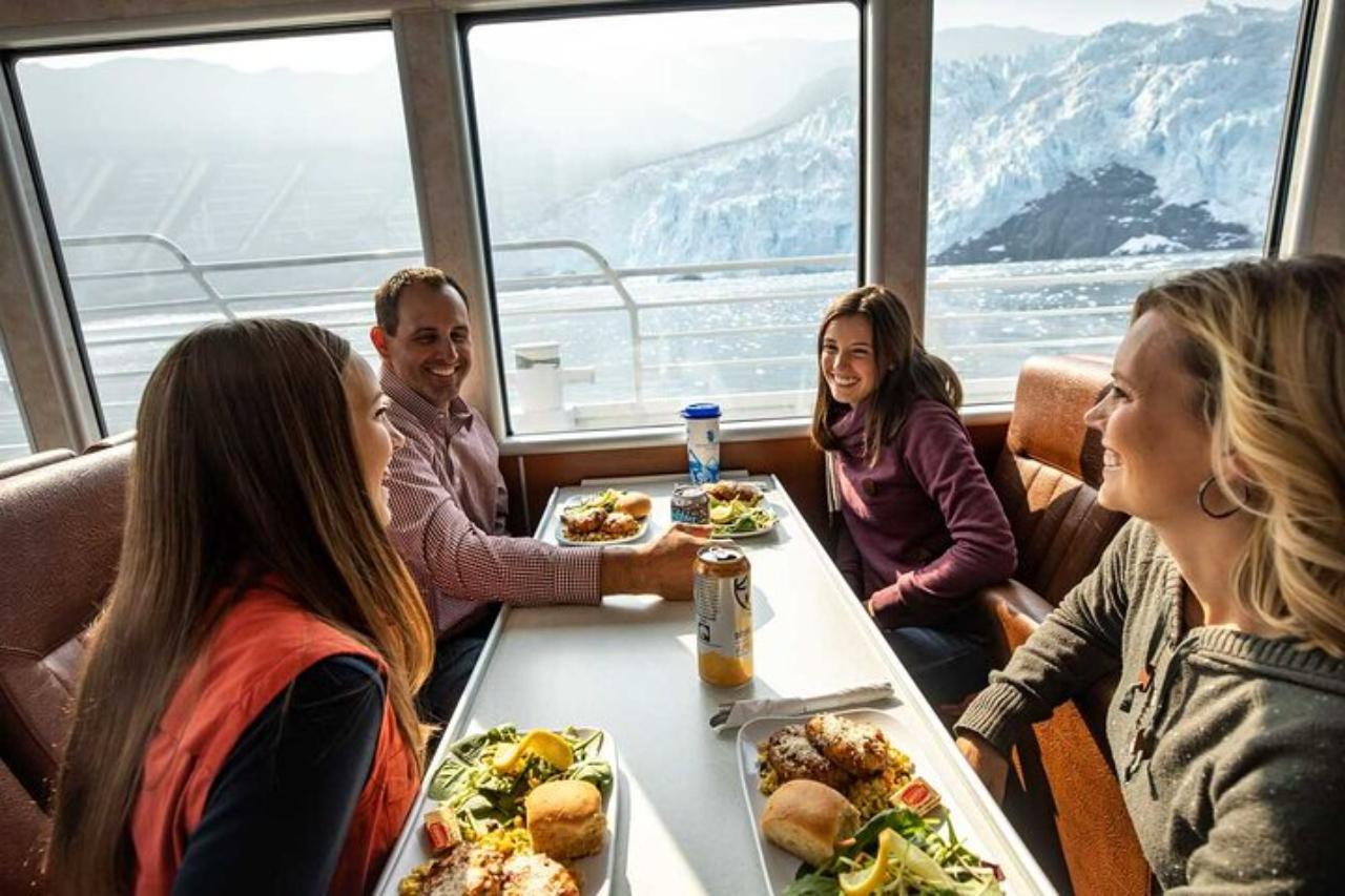 Seward: Kenai Fjords National Park Glacier Dinner Cruise