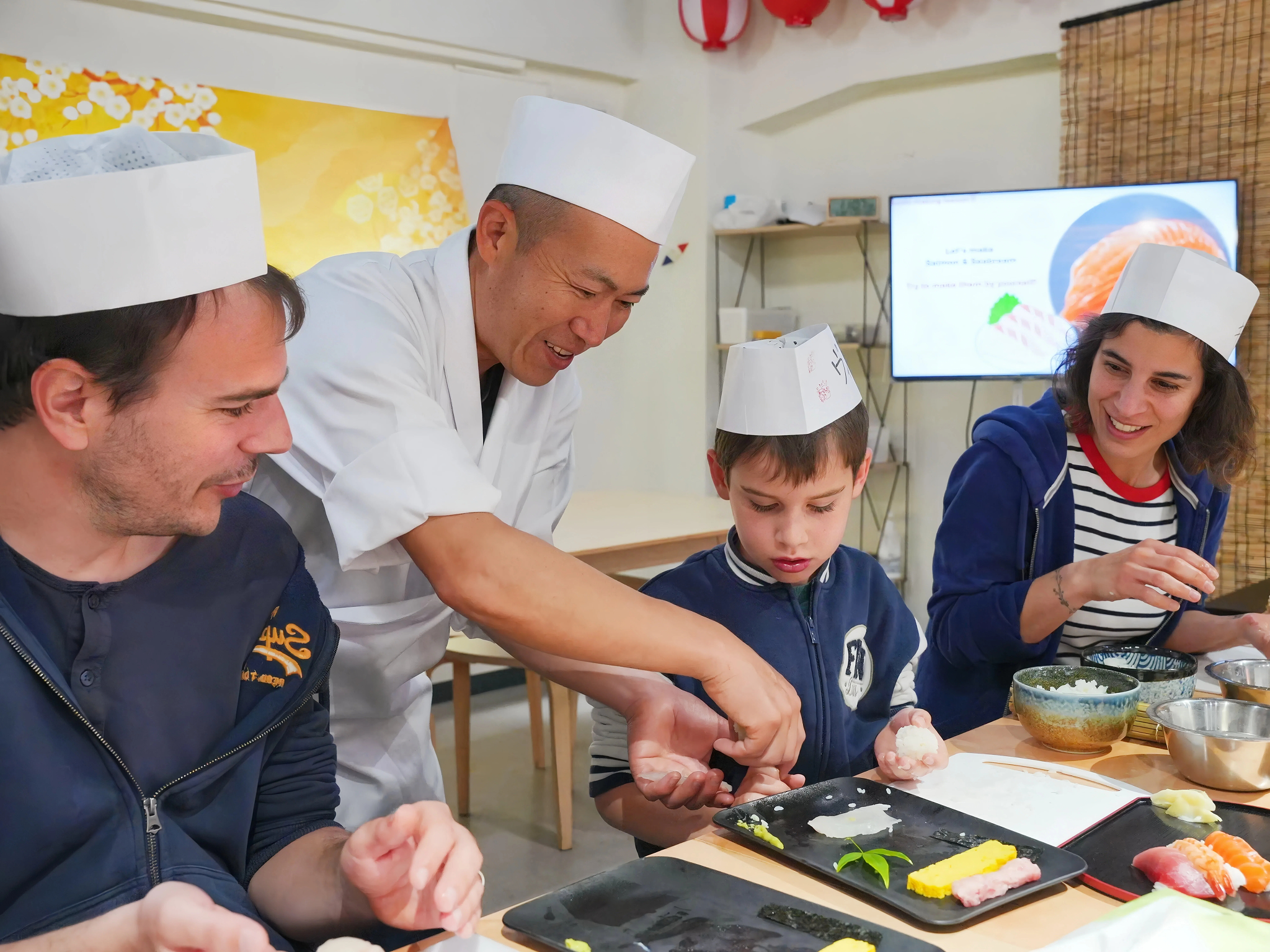 Sushi making class Tokyo — Tsukiji market ingredients, nigiri, sushi master — image 5
