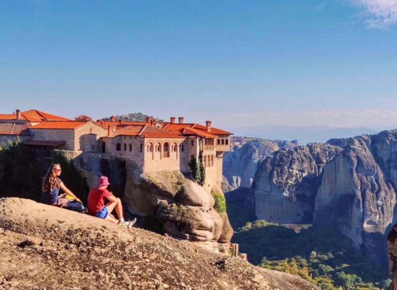 Athens to Meteora: Full-Day Monastery & Caves Tour with Lunch