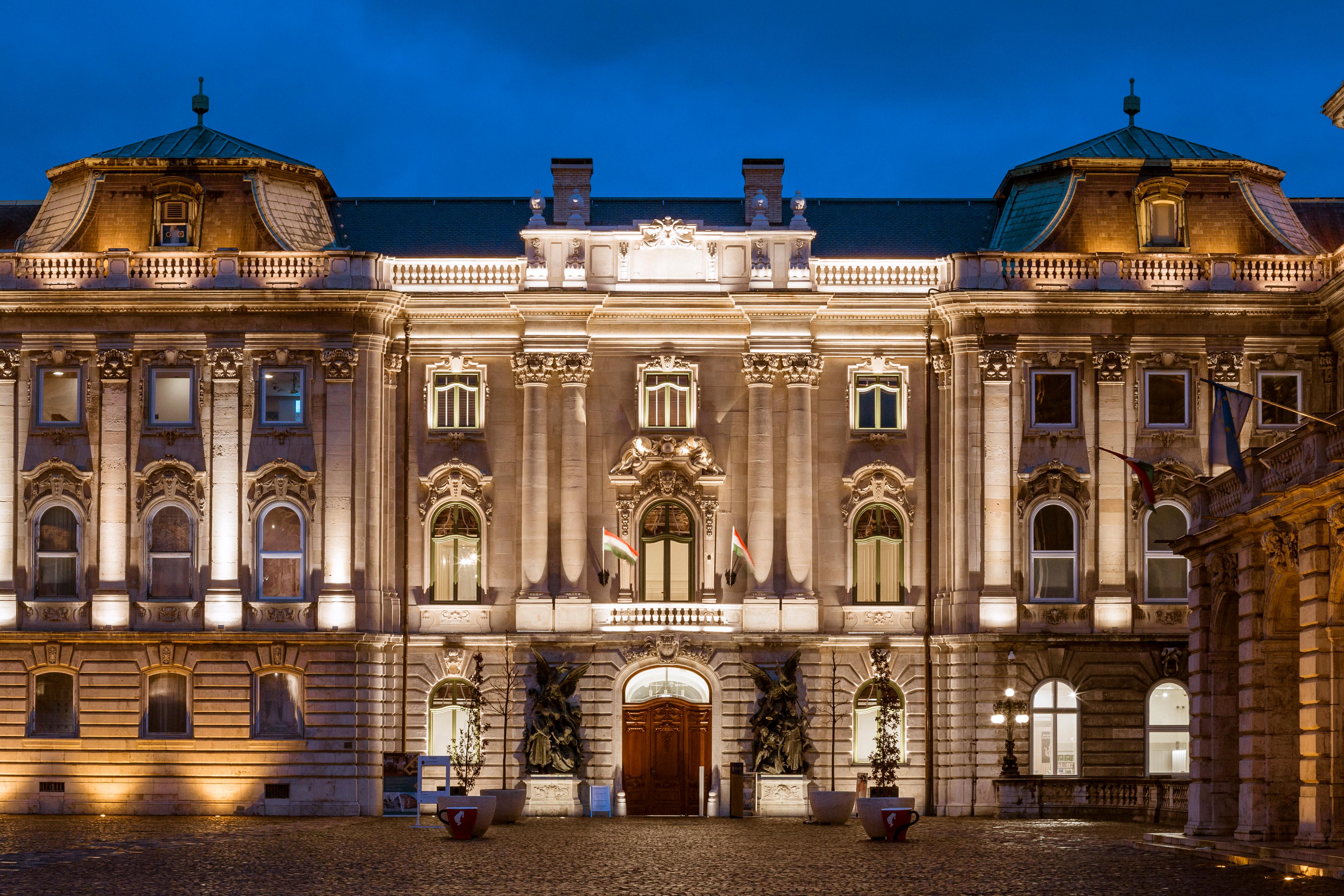 Buda Castle District Walking Tour with St. Stephen's Hall