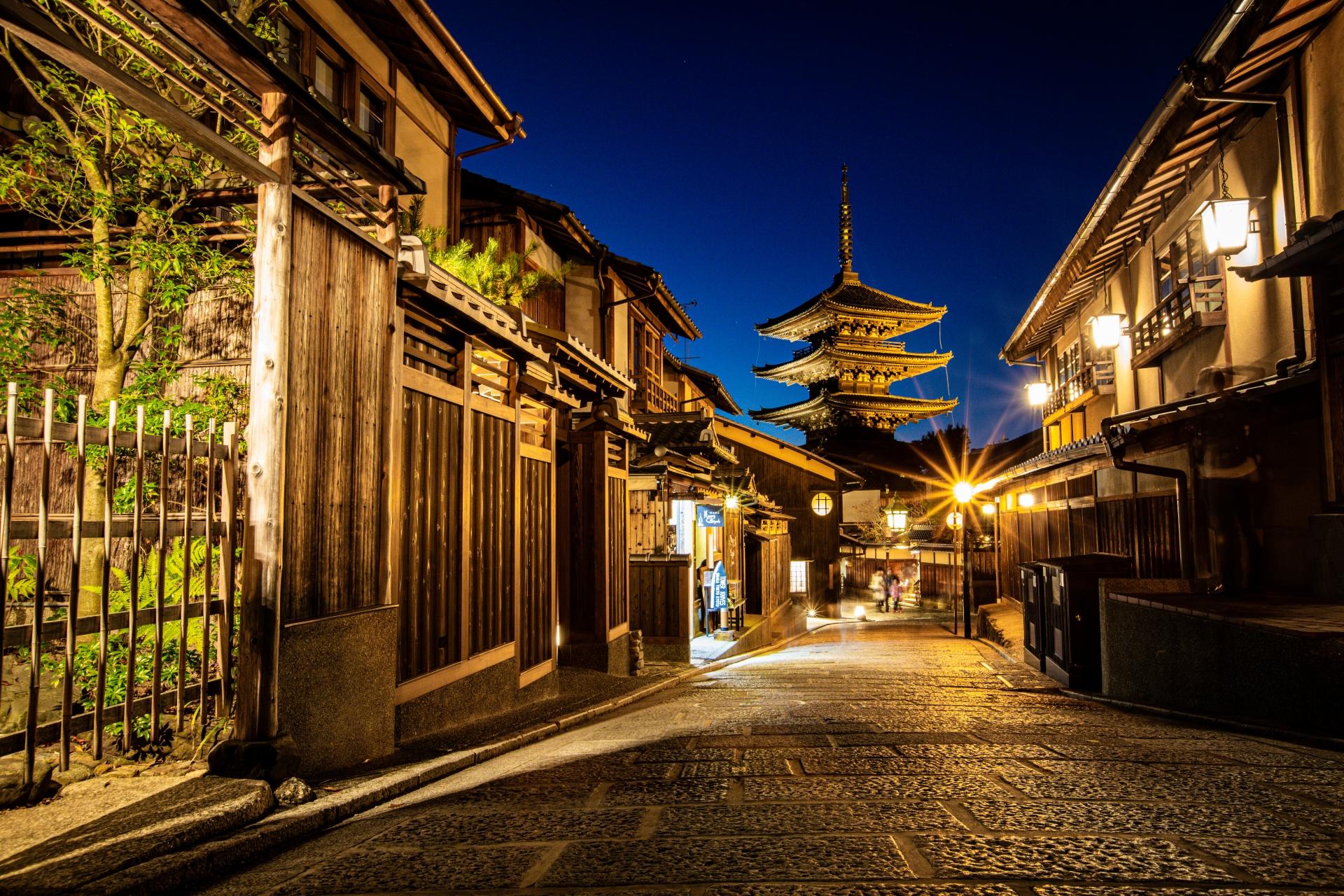 Gion Corner Kyoto - evening streets and teahouse district around the theatre — image 15