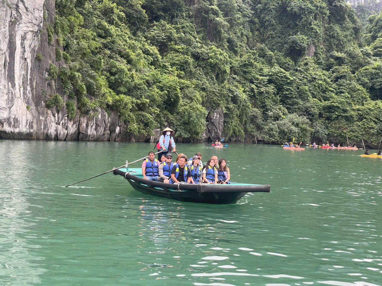 Ha Long Bay Day Trip from Hanoi: Luxury or Standard Cruise with Lunch