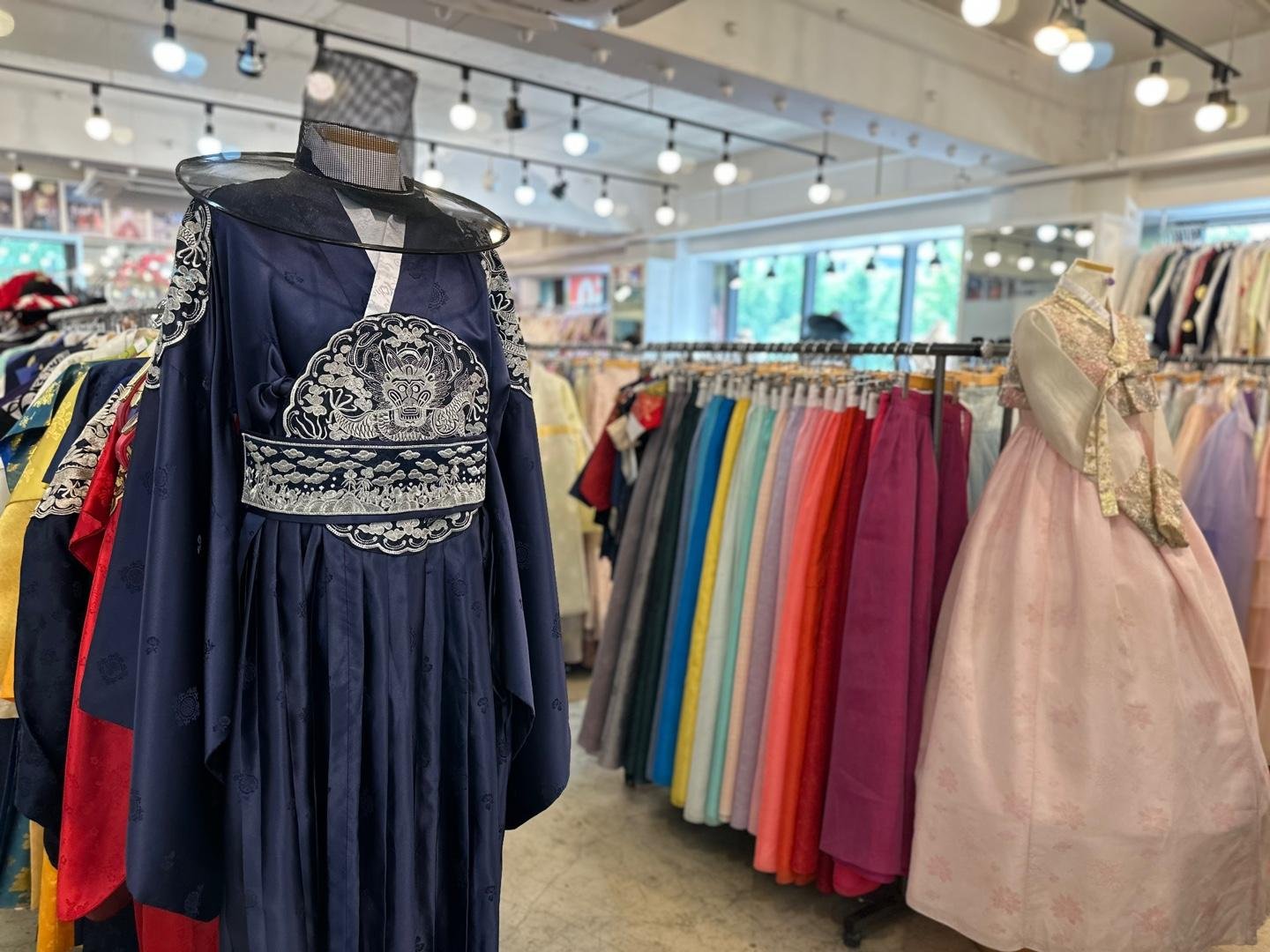 Seoul: Hanbok Rental with Gyeongbokgung Palace Entry — Seoul K-beauty experience photo 17