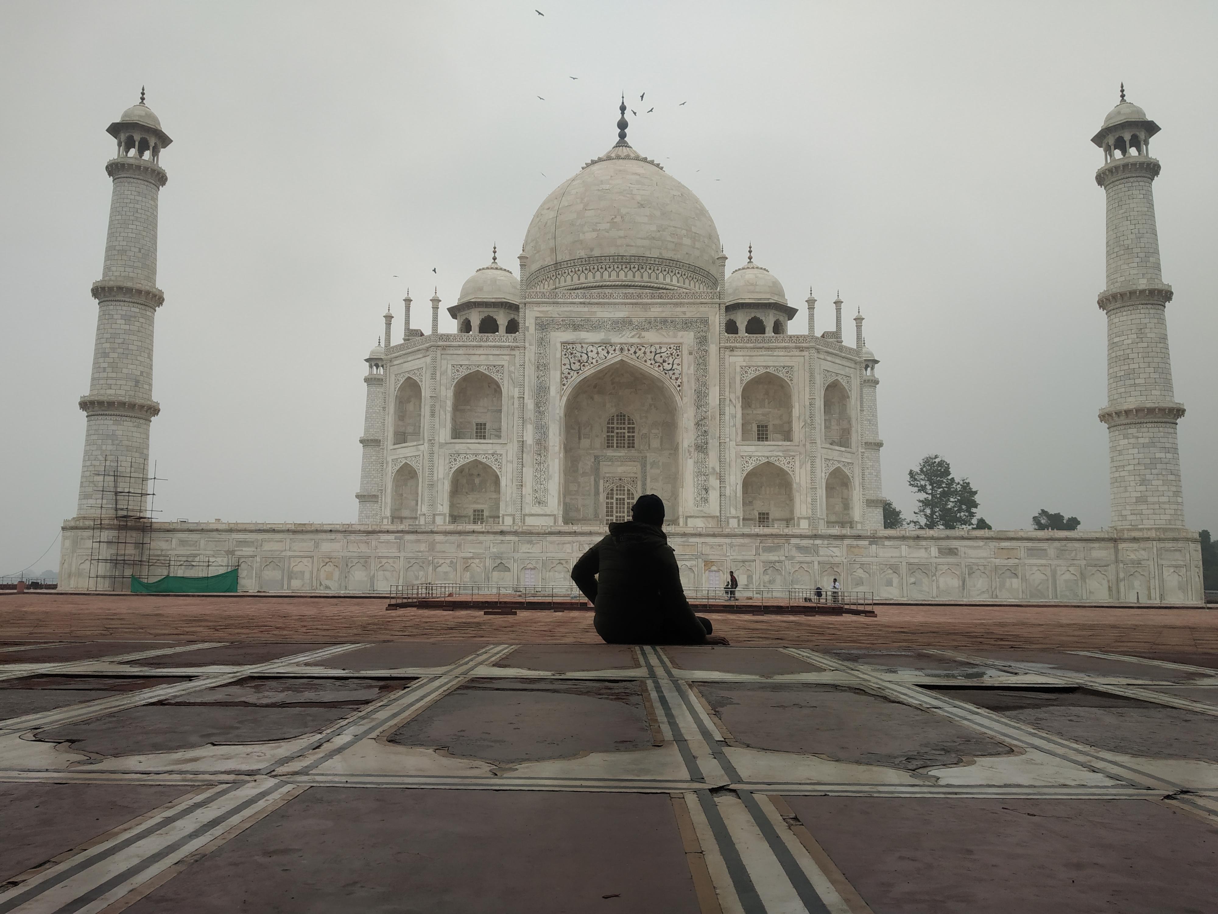 Taj Mahal Guided Tour with Traditional Saree or Kurta Experience