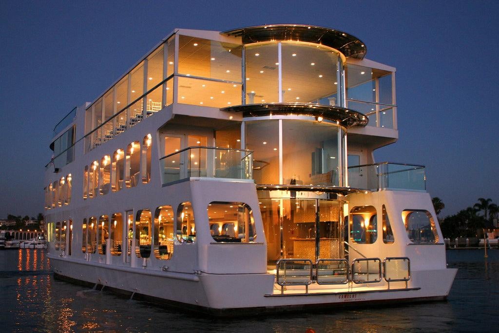 NYC Signature Dinner Cruise on Luxury Yacht Eternity