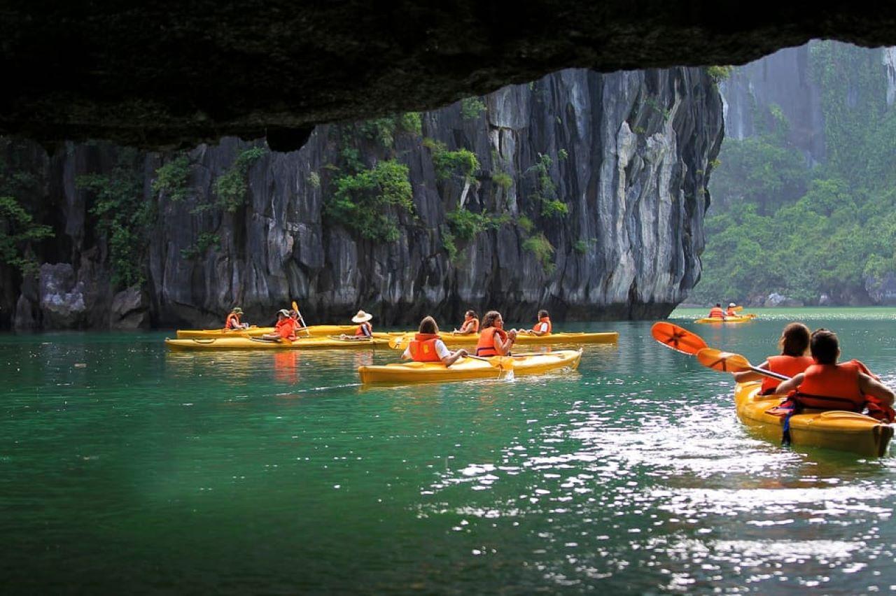Ha Long Bay Day Trip from Hanoi: Luxury or Standard Cruise with Lunch