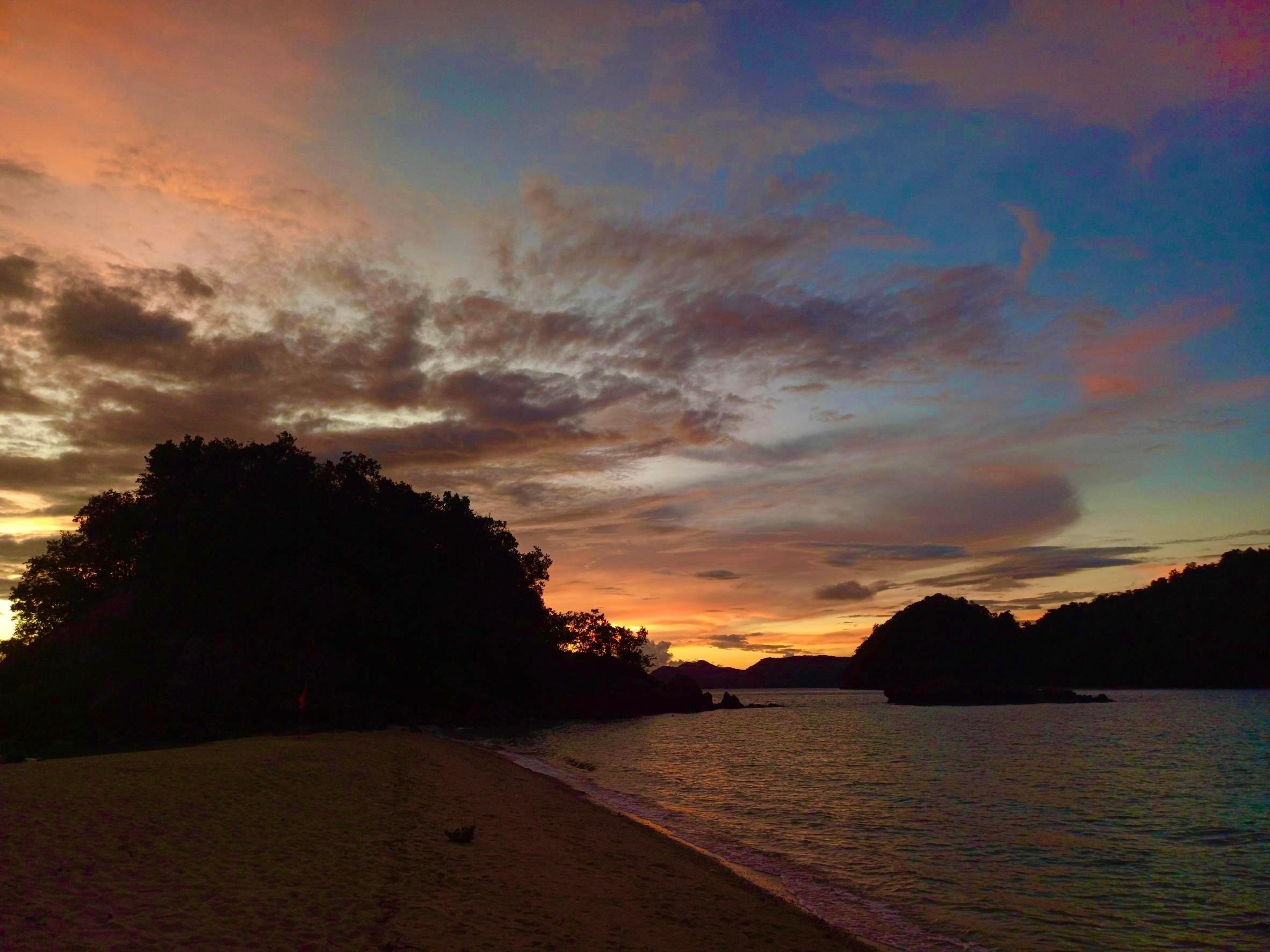 Krabi Hong Island Sunset & Bioluminescent Plankton Tour with BBQ Dinner