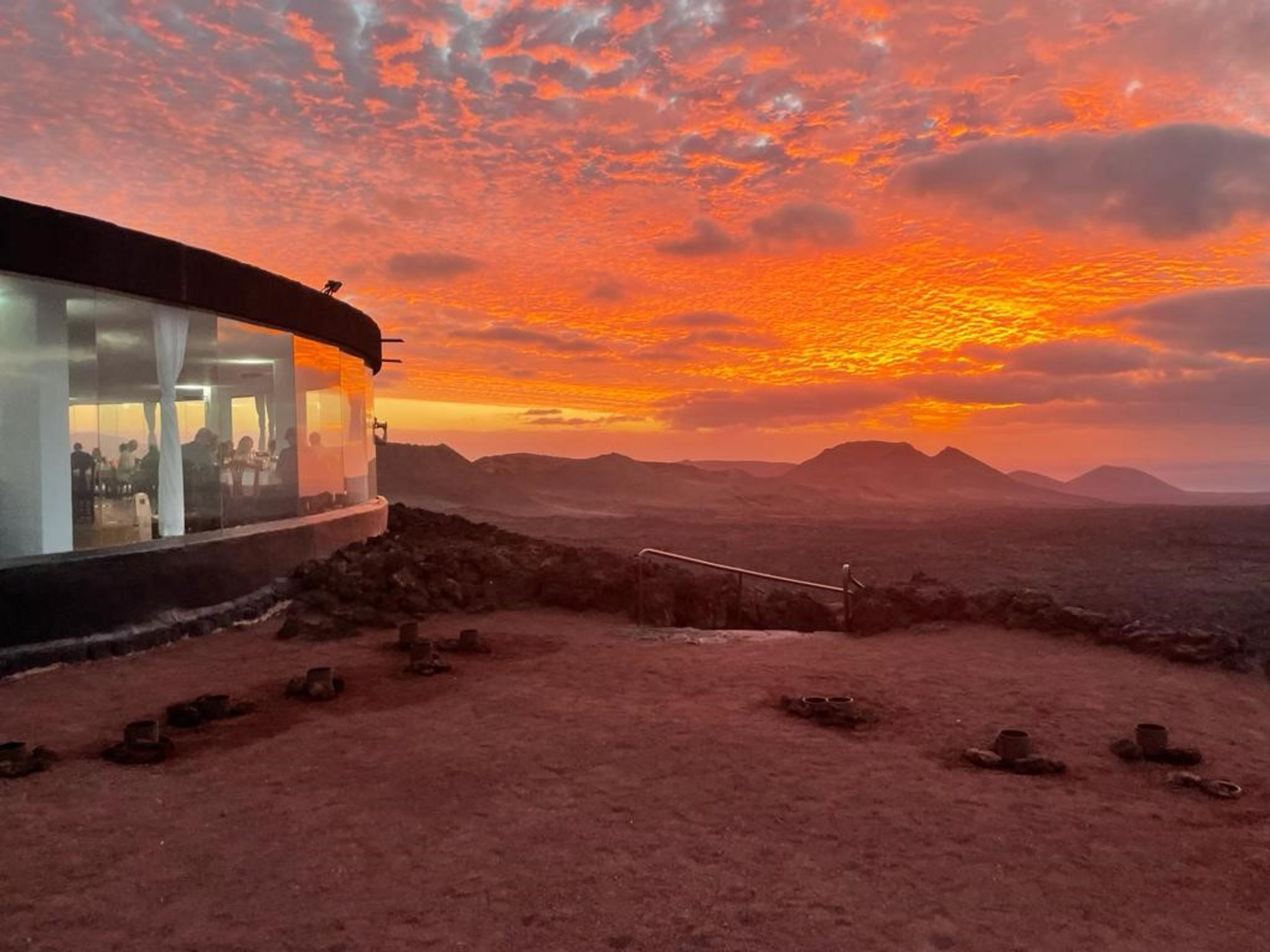Timanfaya Evening Experience with Volcano-Cooked Dinner