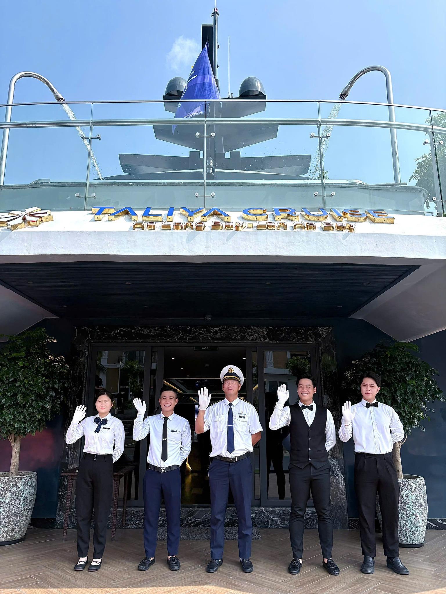 Halong & Lan Ha Bay Luxury Day Cruise with Kayaking, Cave & Cooking Class