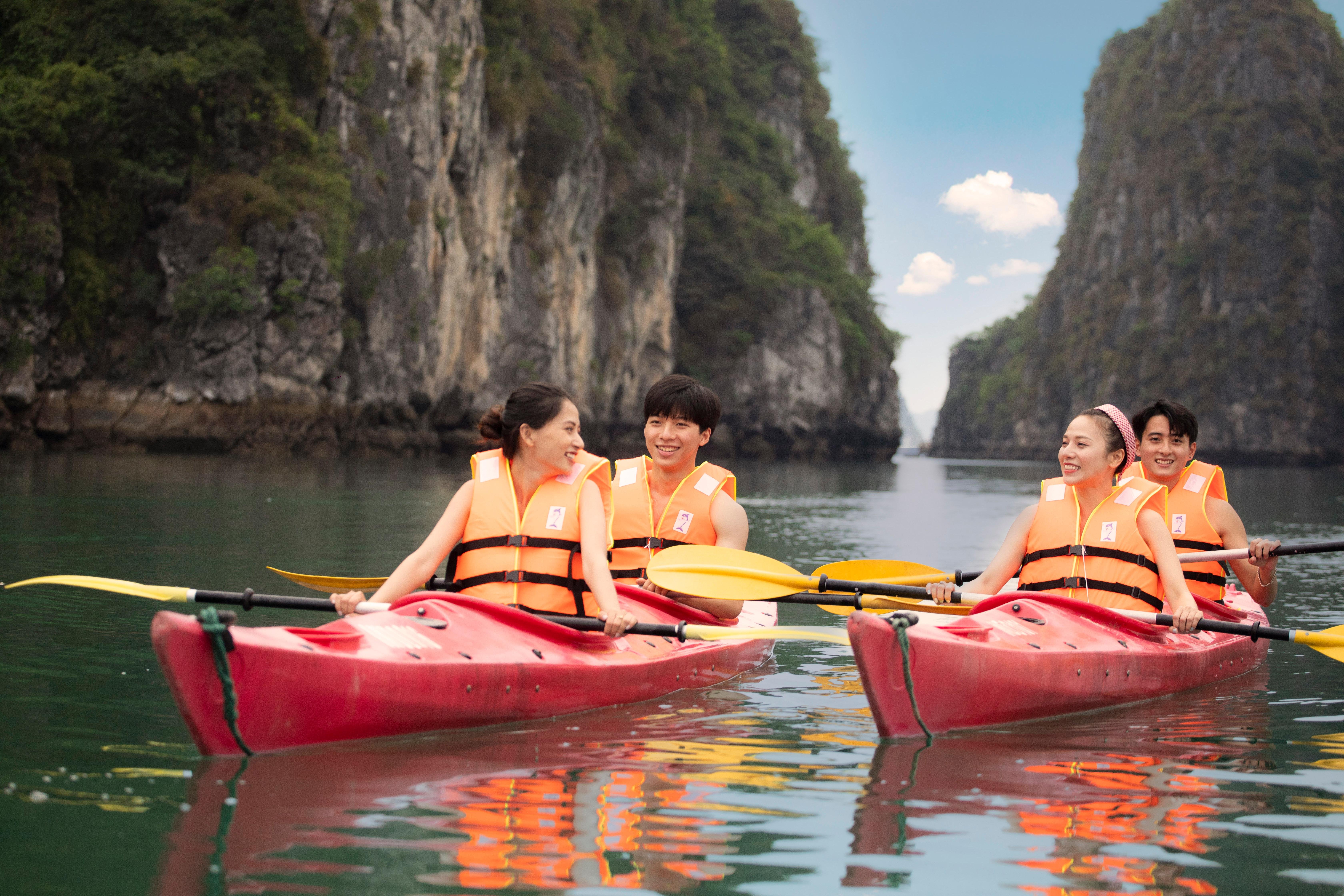Hanoi: Bai Tu Long Bay Day Cruise with Cave, Kayak & Lunch