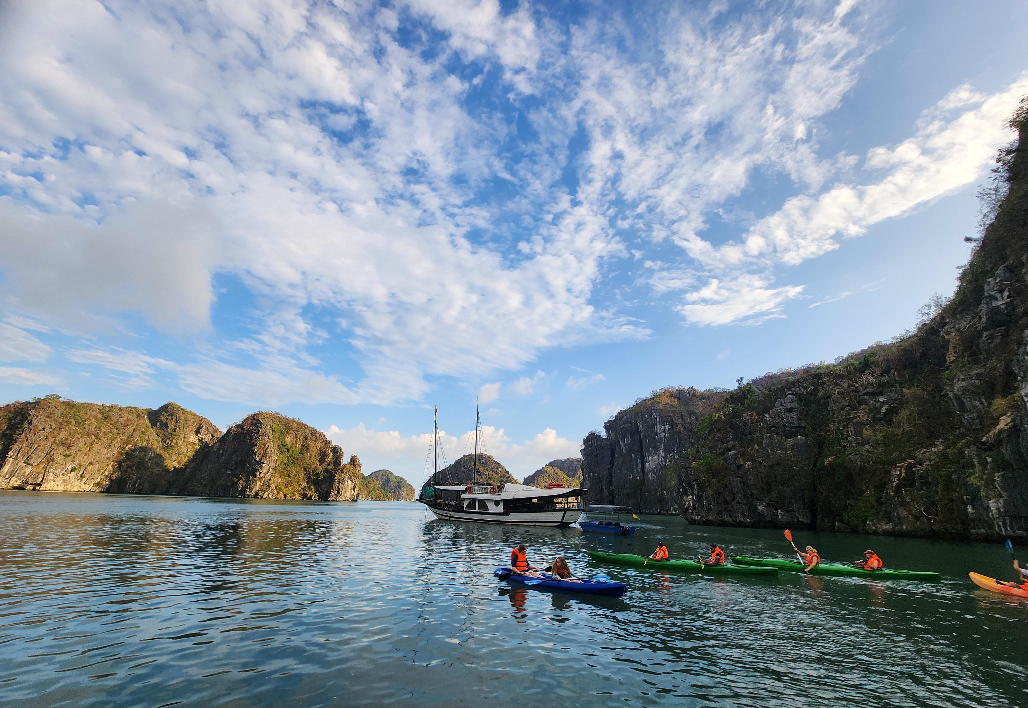 Ha Long & Bai Tu Long Bay 2-Day Overnight Cruise from Hanoi