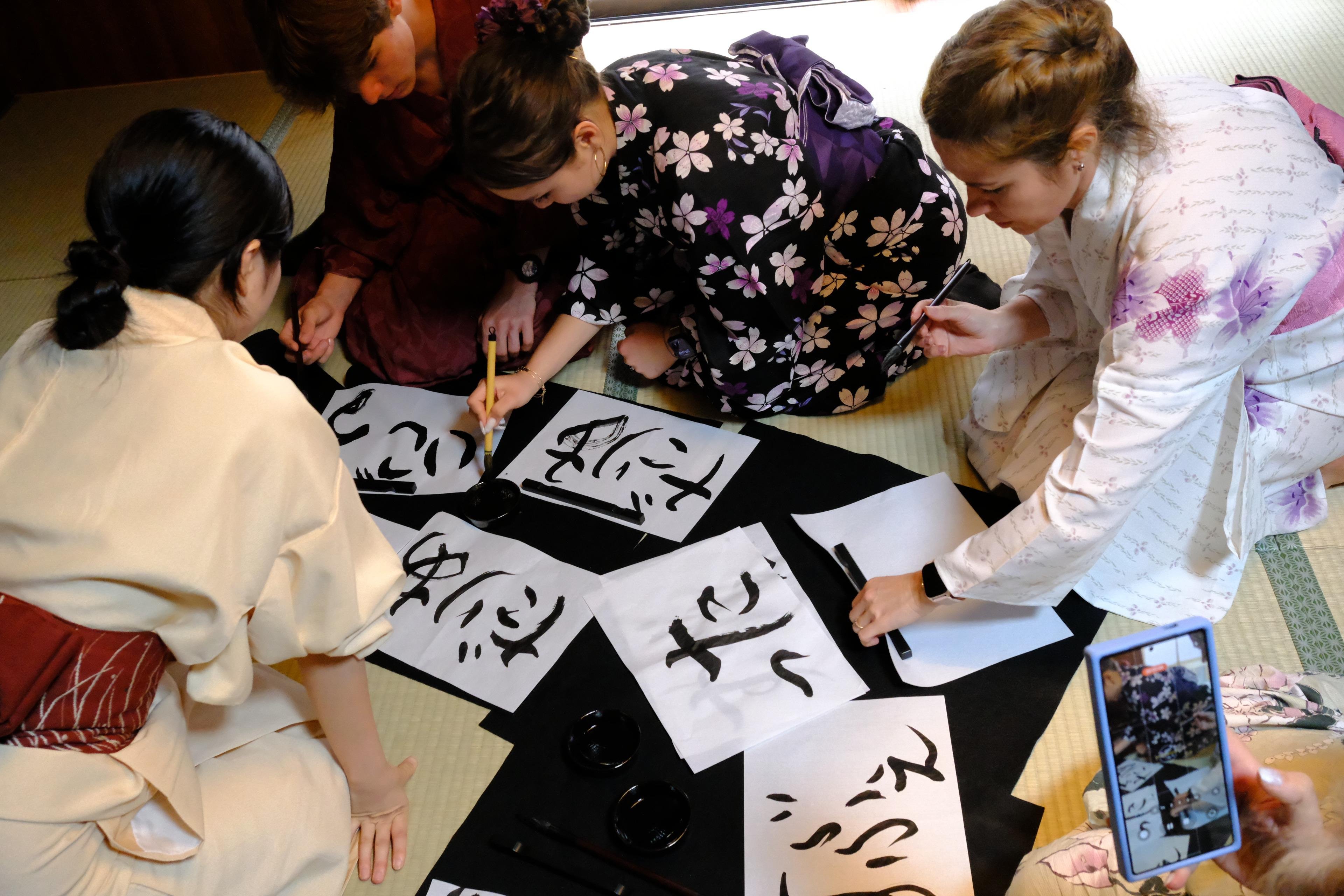 Privat upplevelse i Machiya i Kyoto: Tebjudning, kalligrafi & kimono