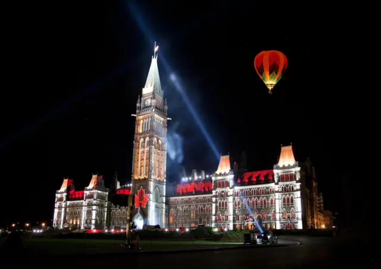 Ottawa Night Tour: River Cruise & Illuminated City Drive