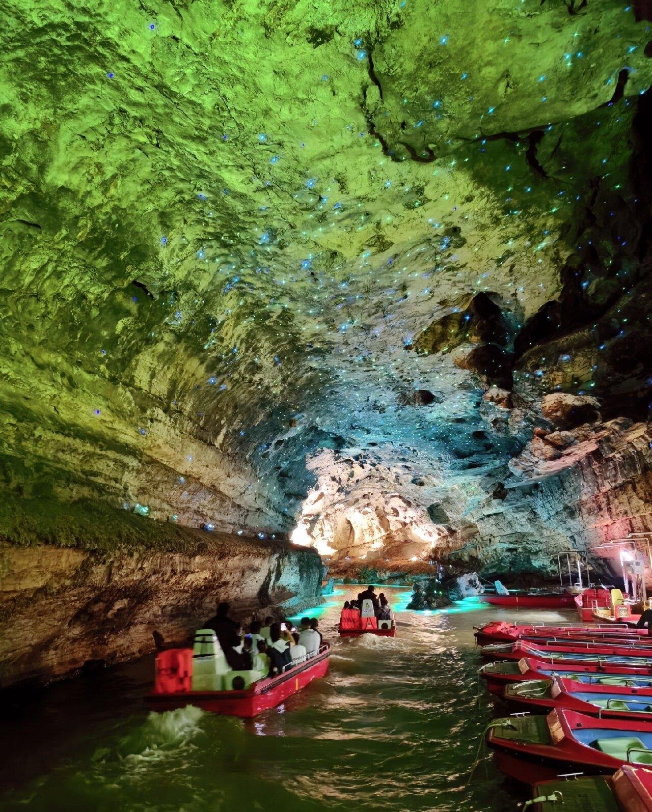Yellow Dragon Cave & Baofeng Lake Private Day Tour
