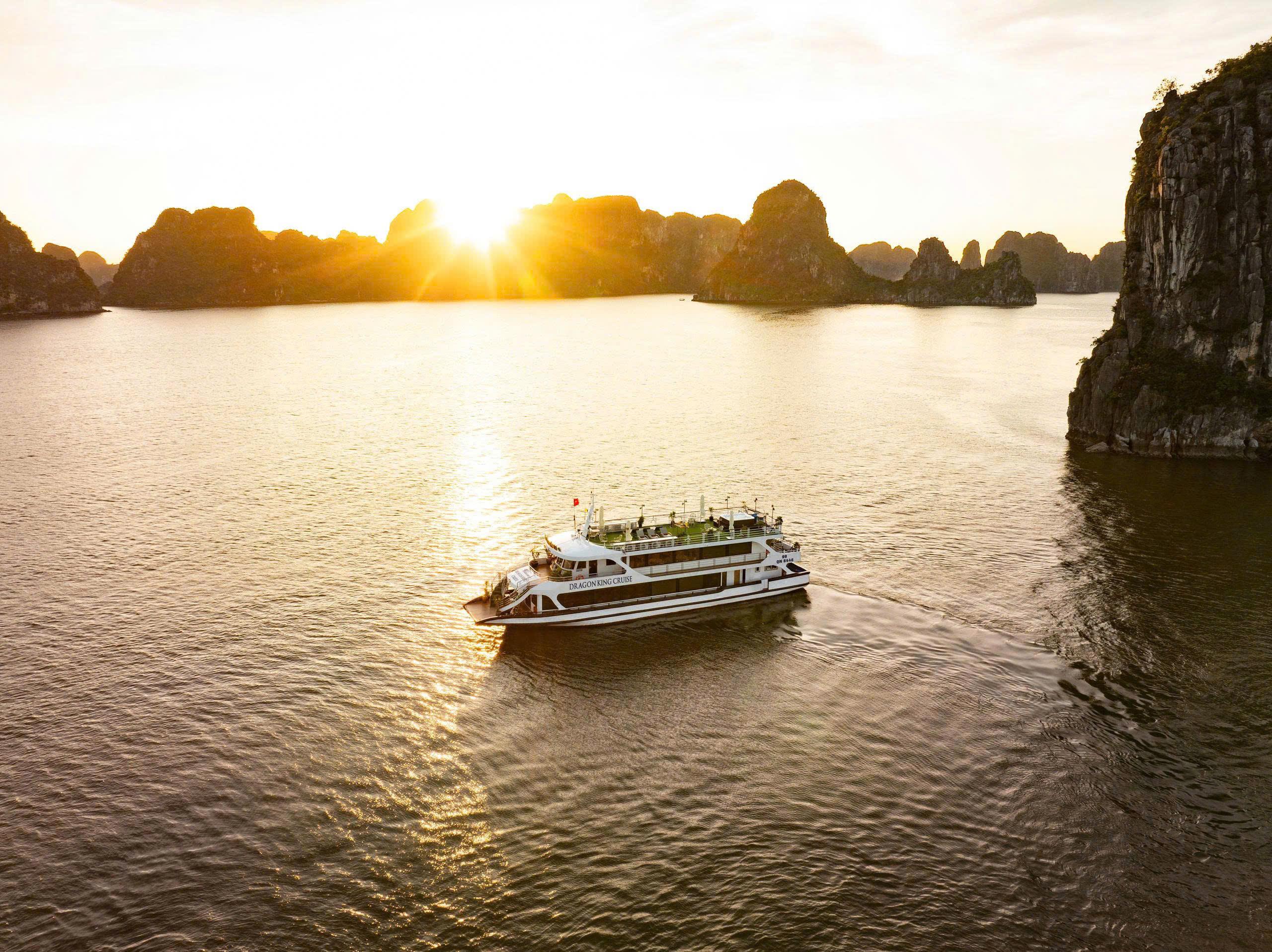 Halong Bay Deluxe Day Cruise from Hanoi