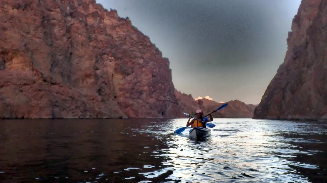 Las Vegas: Twilight and Moonlight Emerald Cave Kayak Tour