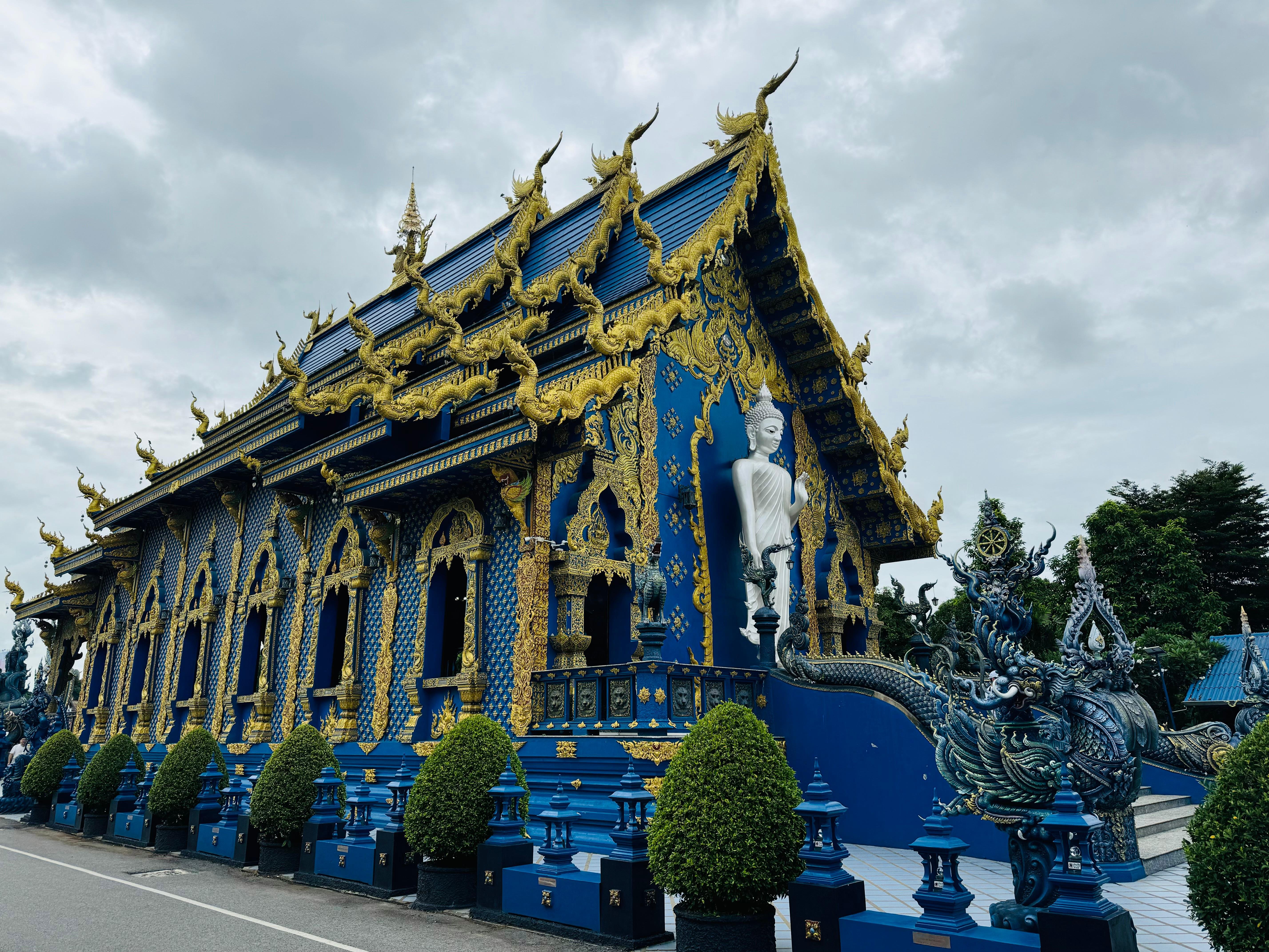 Chiang Rai: 7 Iconic Landmarks & Riverside Buffet Tour