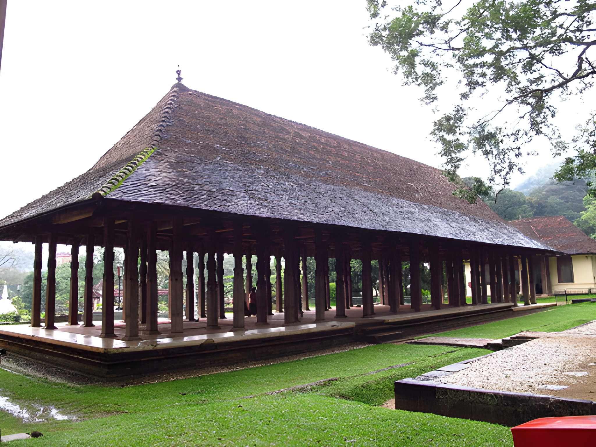 Kandy: Temple of the Sacred Tooth Guided Cultural Tour