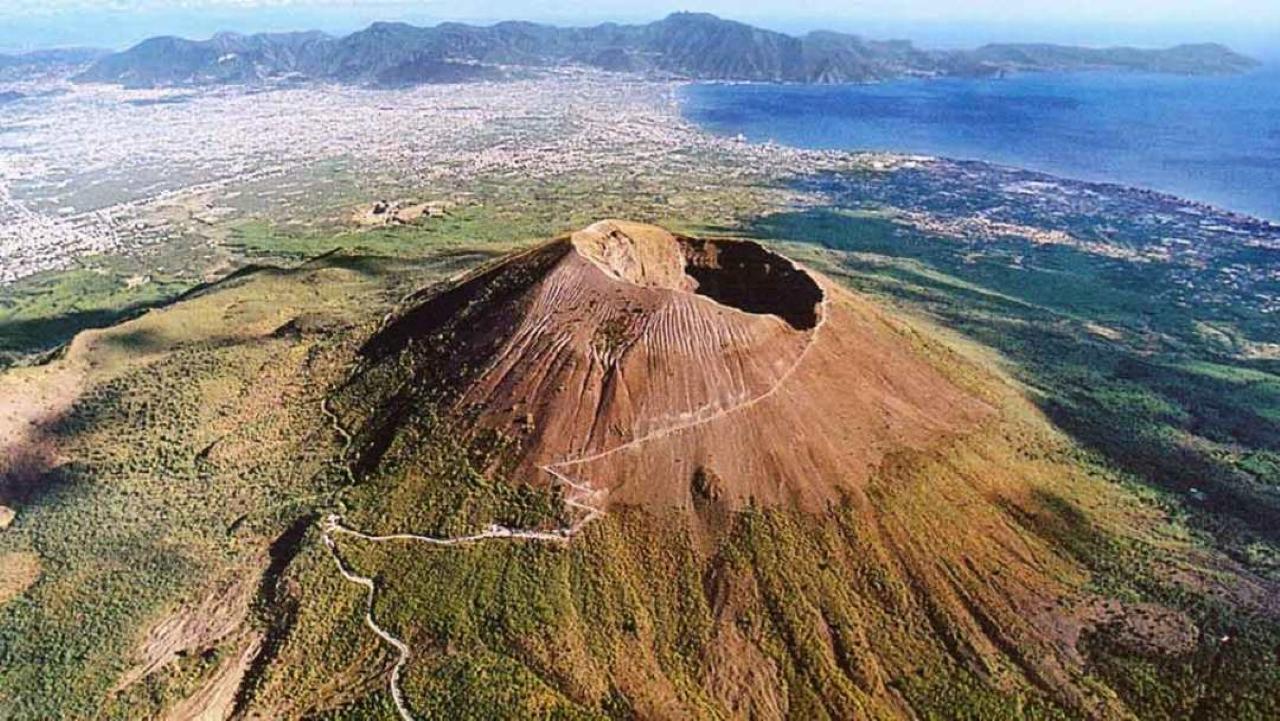Naples: Pompeii, Mount Vesuvius & Wine Tasting Deluxe Tour