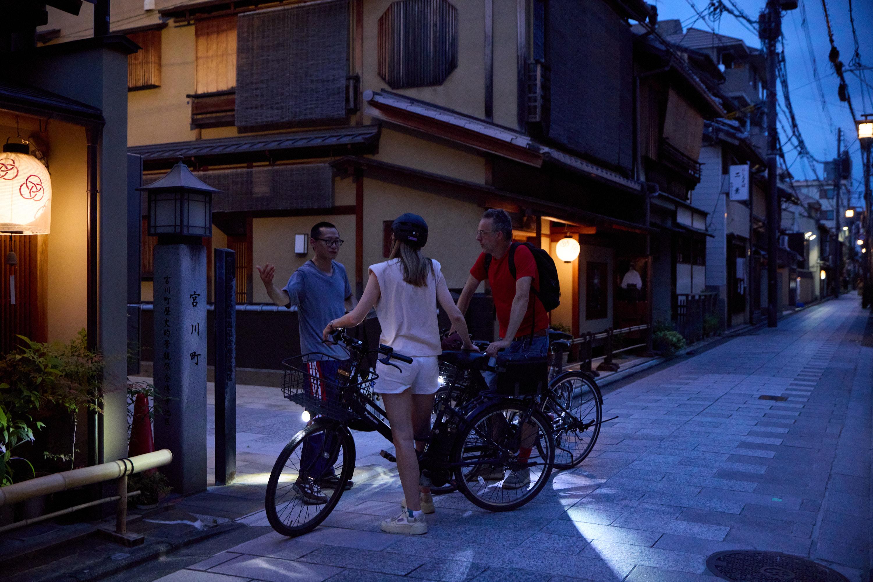 京都イブニングE-bikeツアー：裏路地とライトアップされた寺院