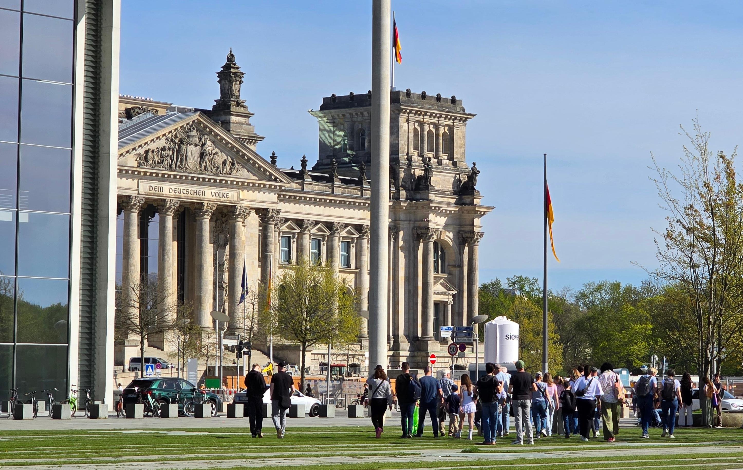 Berlin: Government District Tour with Reichstag and Rooftop
