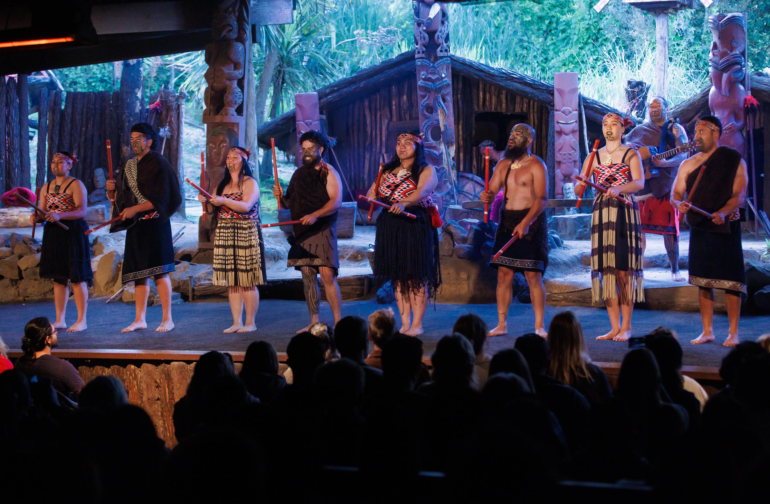 Māori cultural experience in Rotorua — village, haka and hangi — image 5