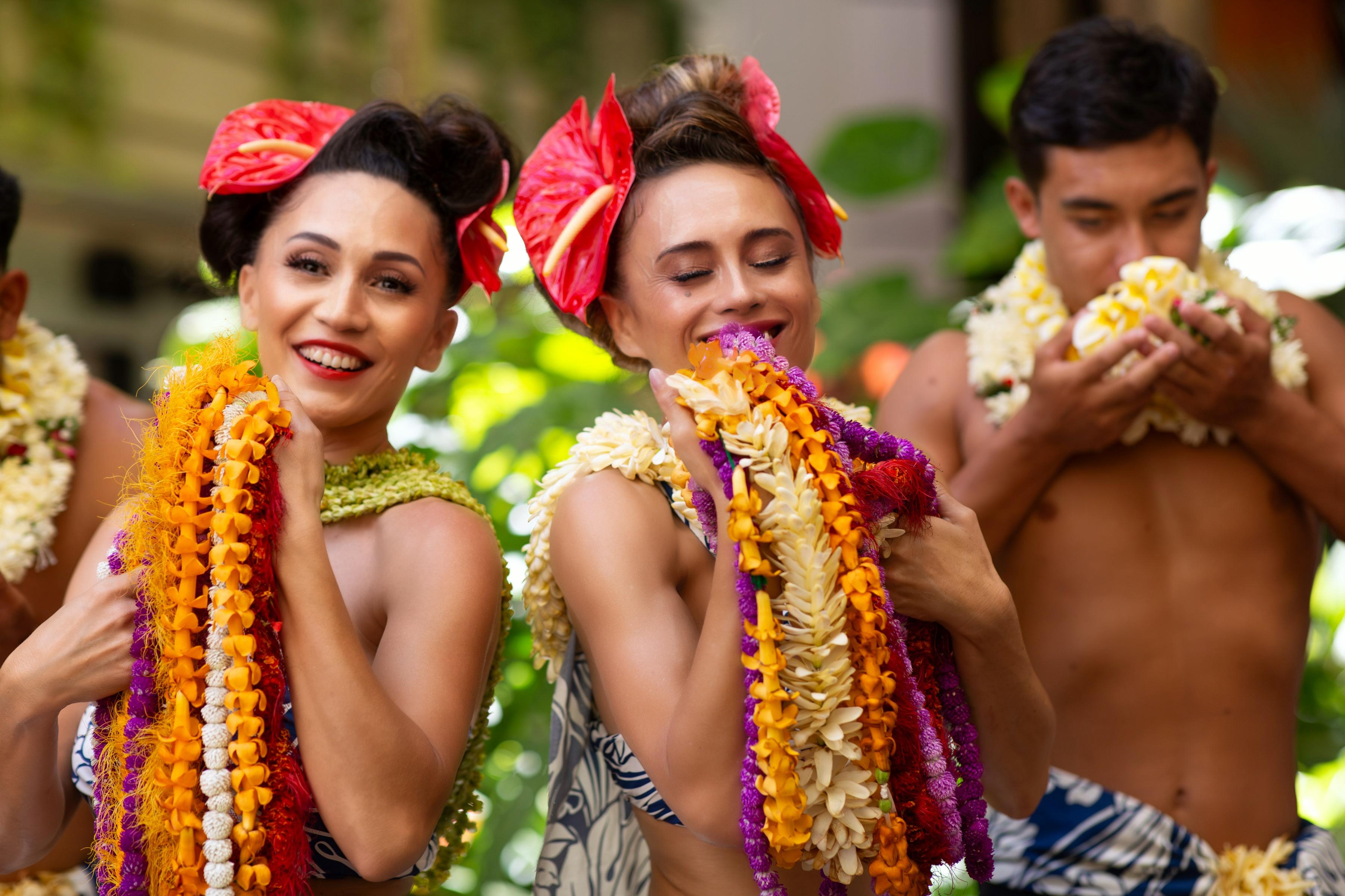 Nā Lei Aloha: Boutique Waikīkī Lūʻau & Hula Show